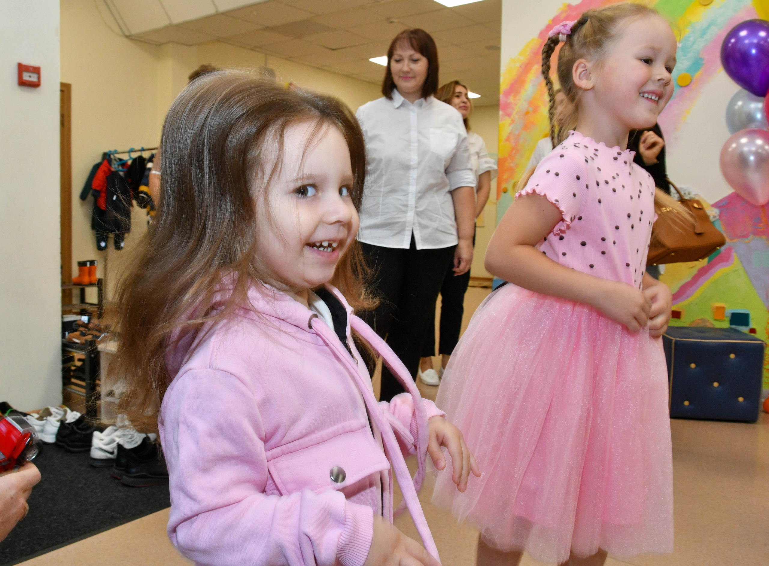 2023 г. День дошкольного работника и прогулка. Репортажный и детский фотограф в Новосибирске