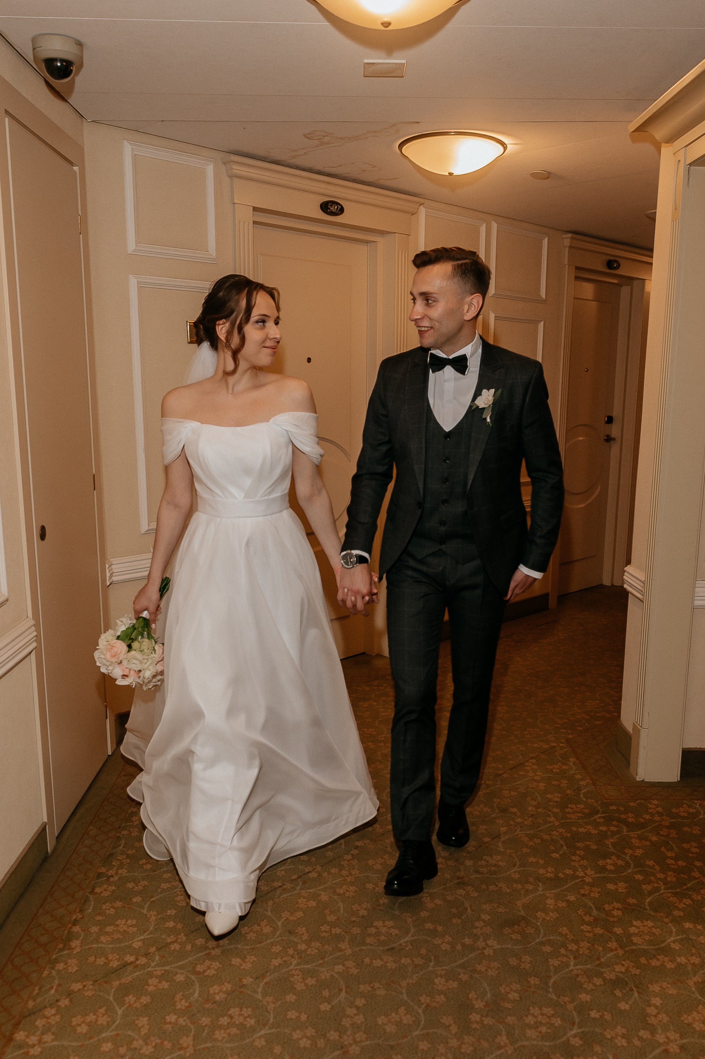 Молодожены в холле отеля Садовое кольцо