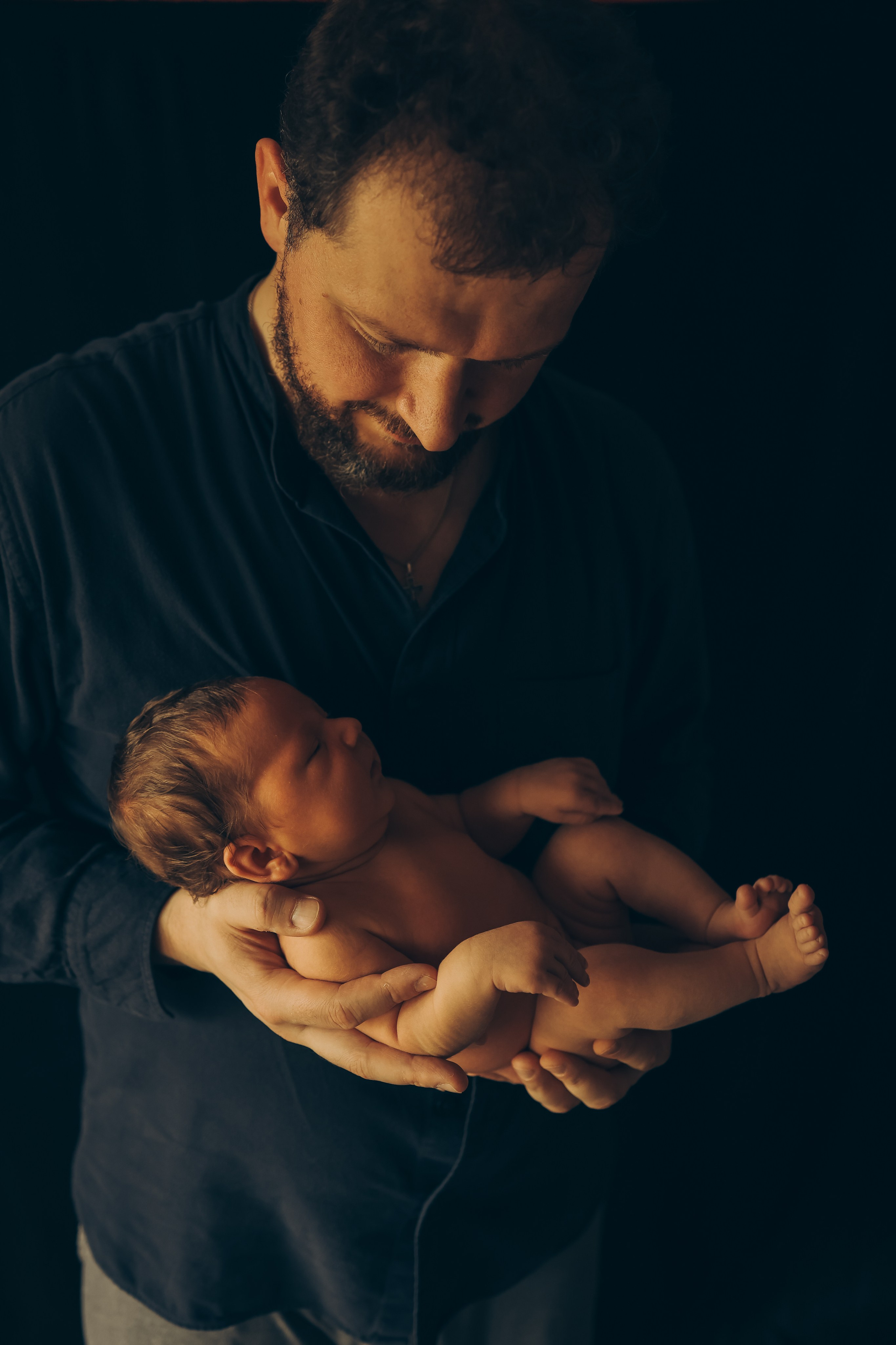 Новорождённый сын на руках у отца