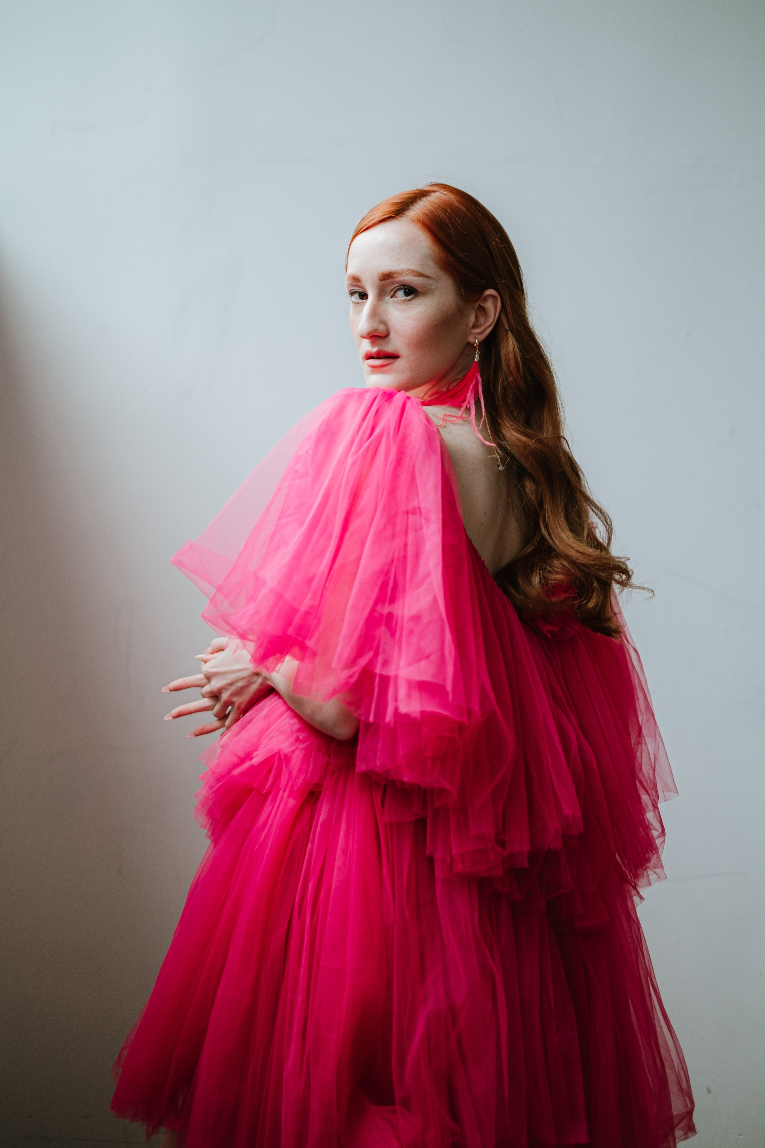 Студийная фотосессия в Москве, с красивым платьем цвета фуксии