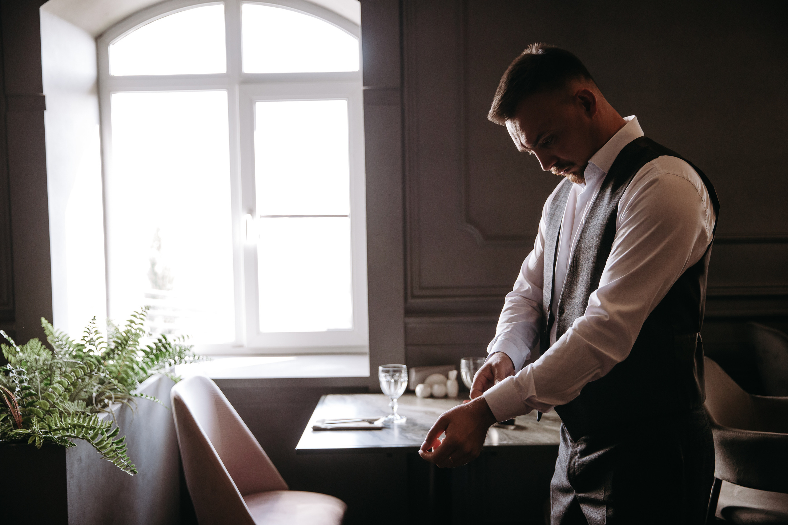 Сборы жениха. Хабаровск. Бруталность и уверенность. Свадебный фотограф в Хабаровске