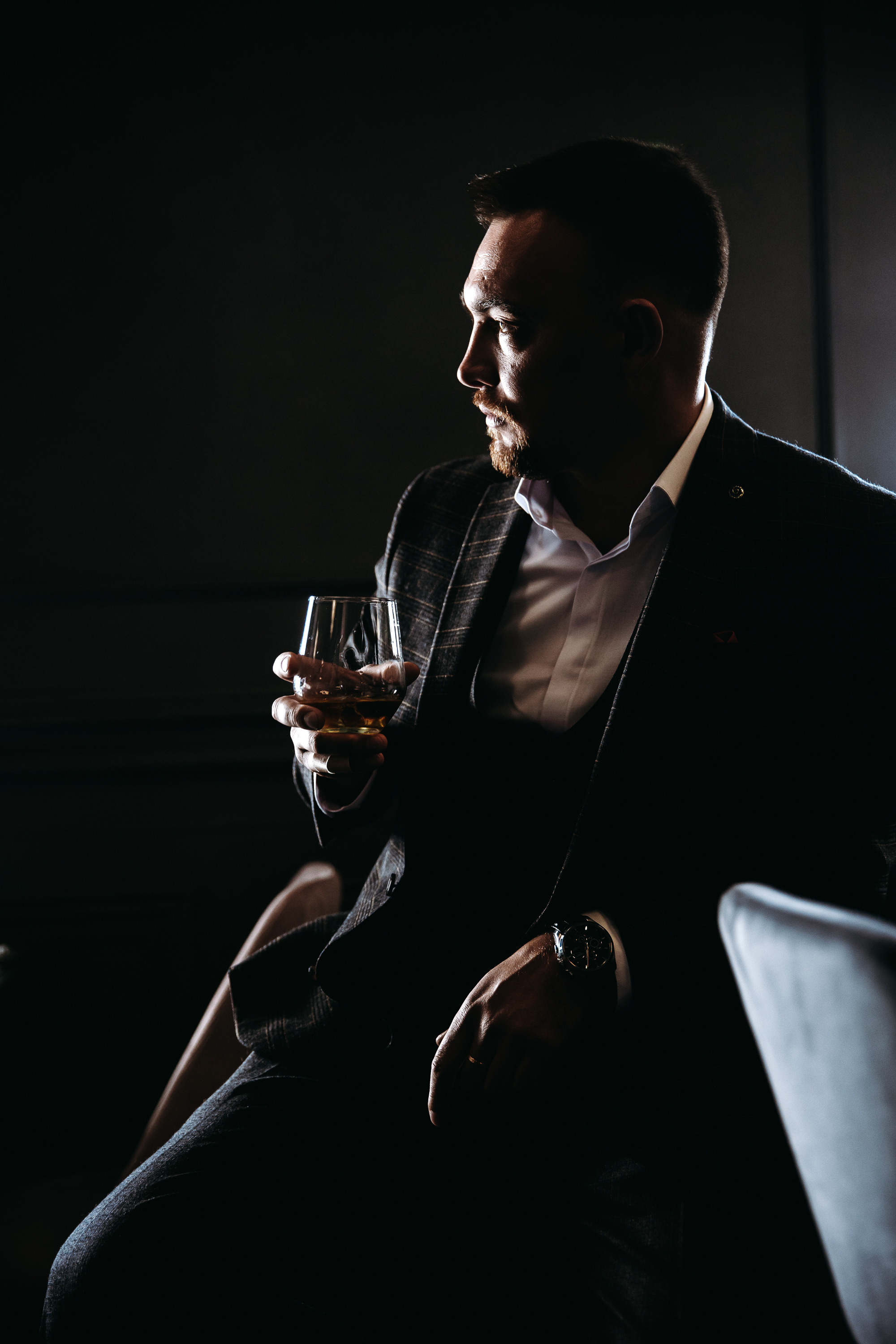 Сборы жениха. Хабаровск. Бруталность и уверенность. Свадебный фотограф в Хабаровске