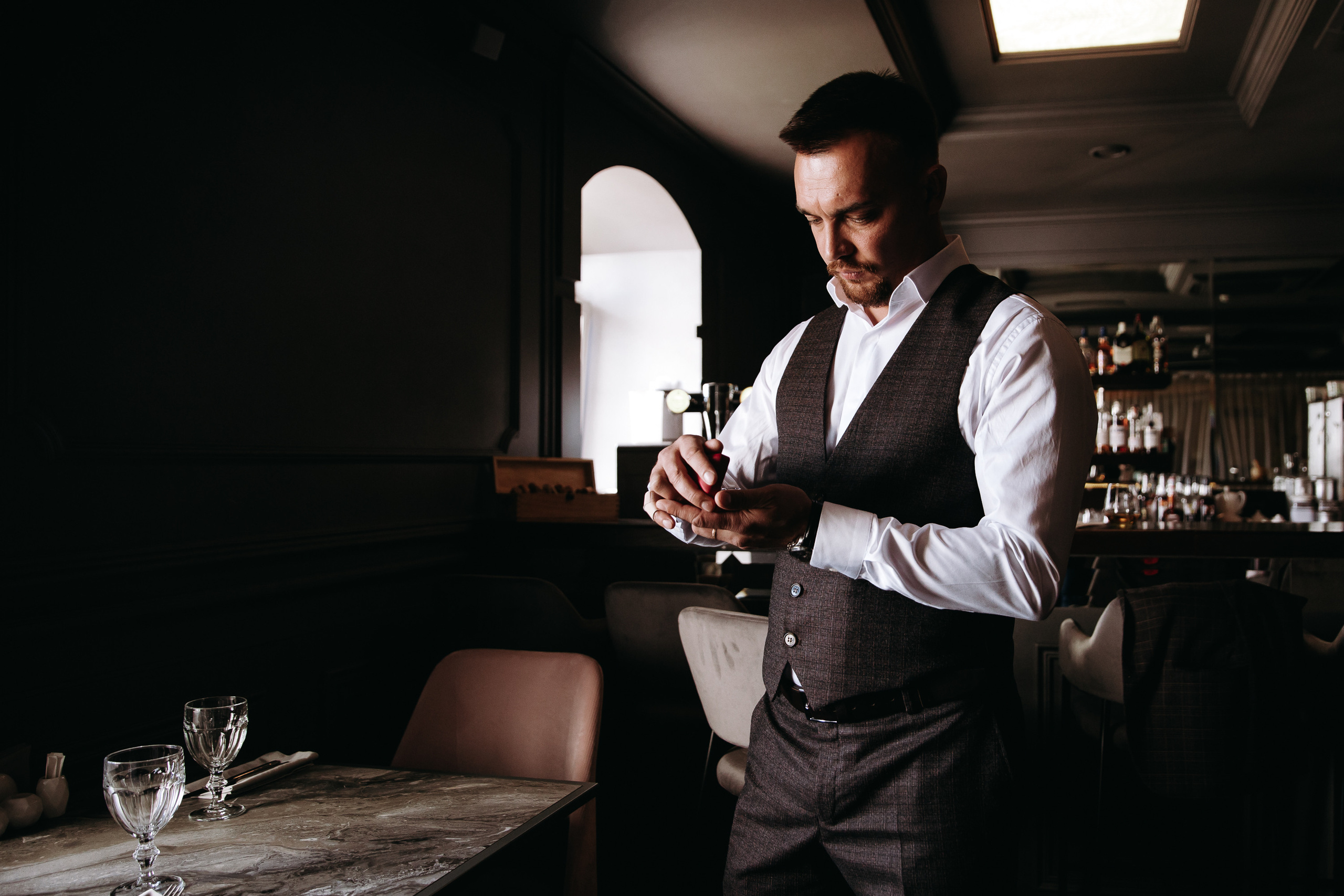 Сборы жениха. Хабаровск. Бруталность и уверенность. Свадебный фотограф в Хабаровске