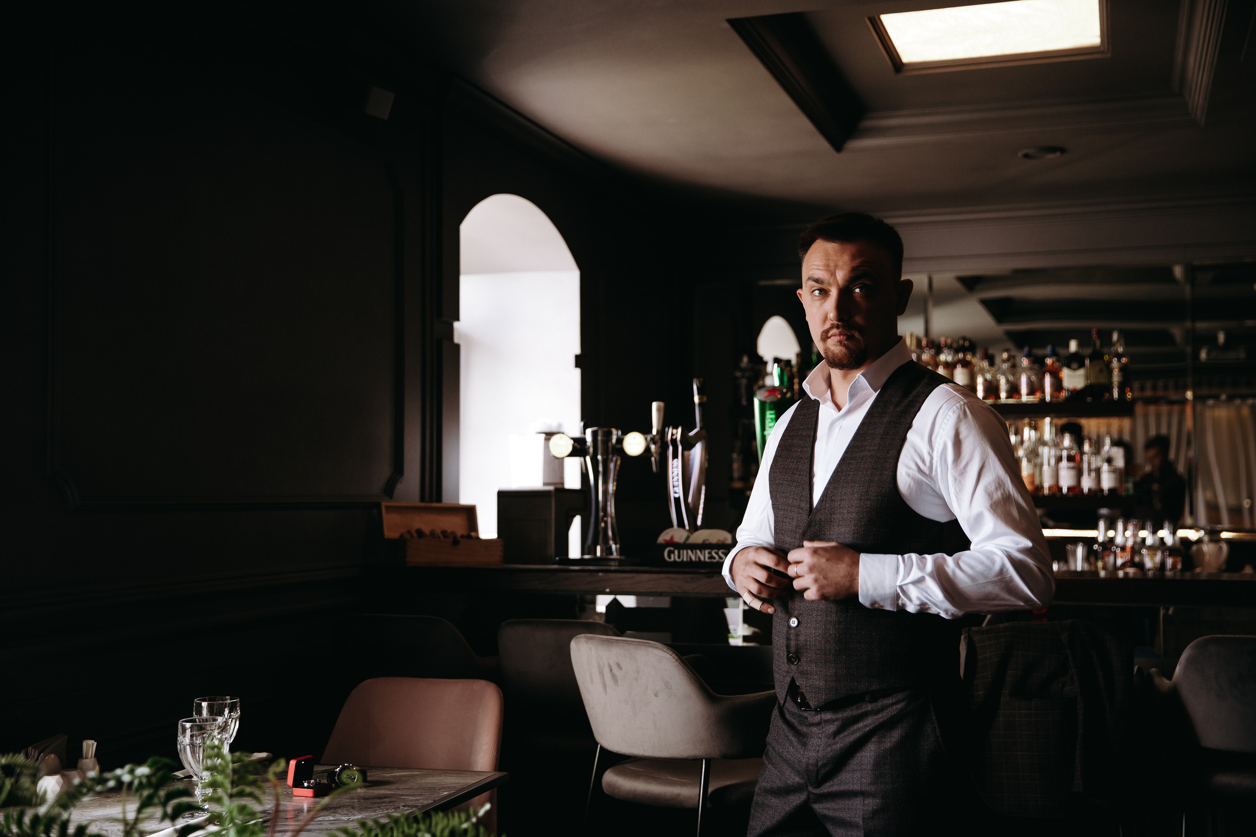 Сборы жениха. Хабаровск. Бруталность и уверенность. Свадебный фотограф в Хабаровске