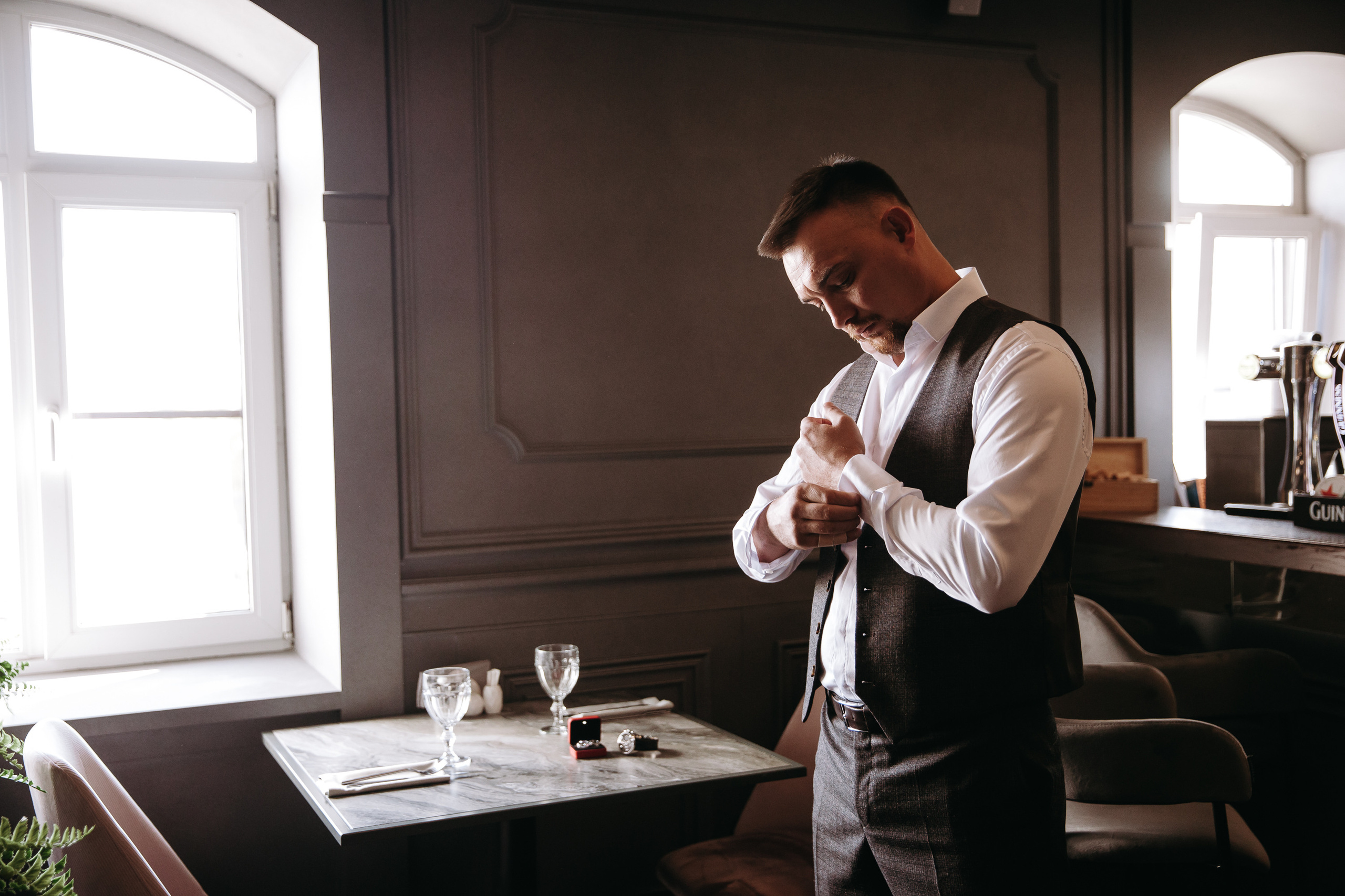 Сборы жениха. Хабаровск. Бруталность и уверенность. Свадебный фотограф в Хабаровске