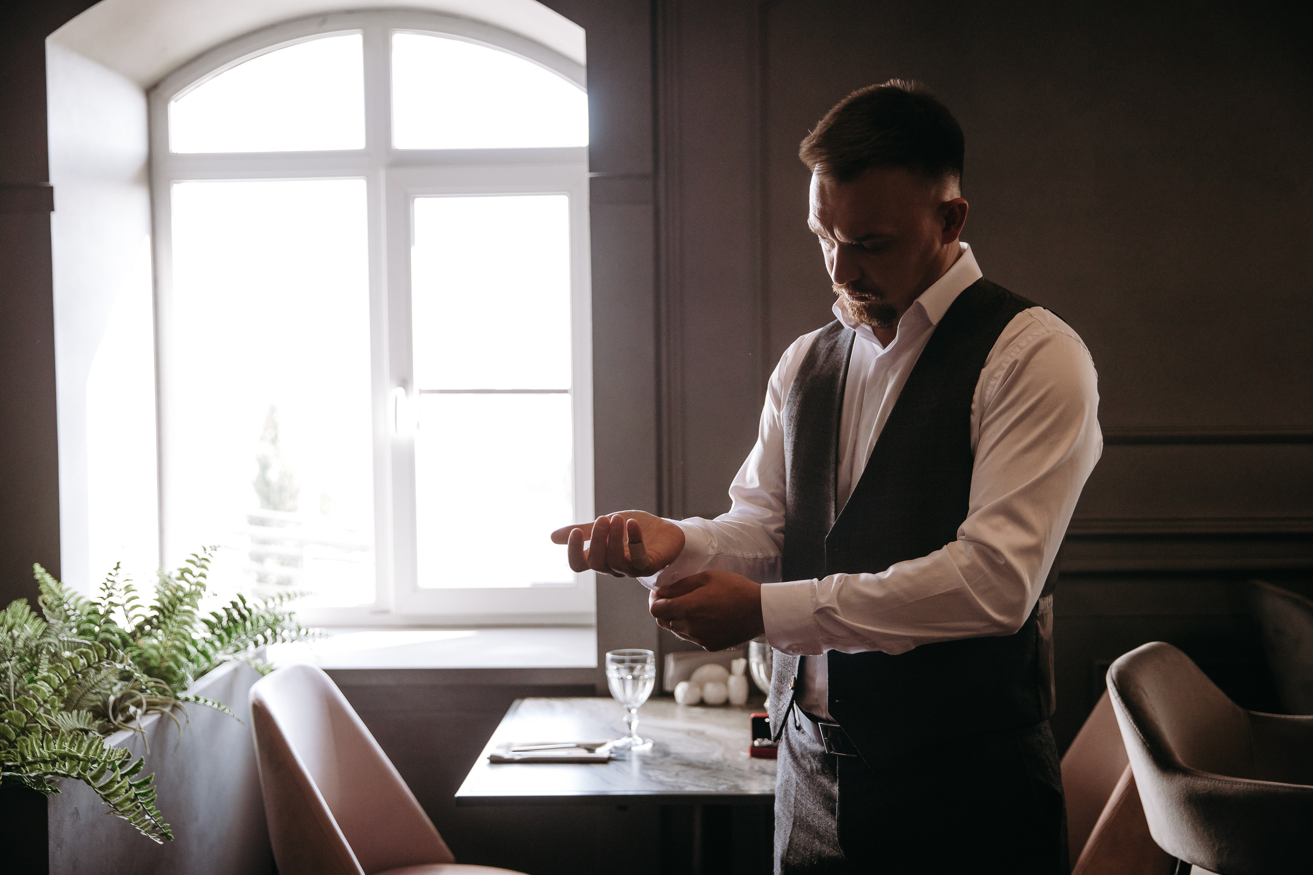 Сборы жениха. Хабаровск. Бруталность и уверенность. Свадебный фотограф в Хабаровске