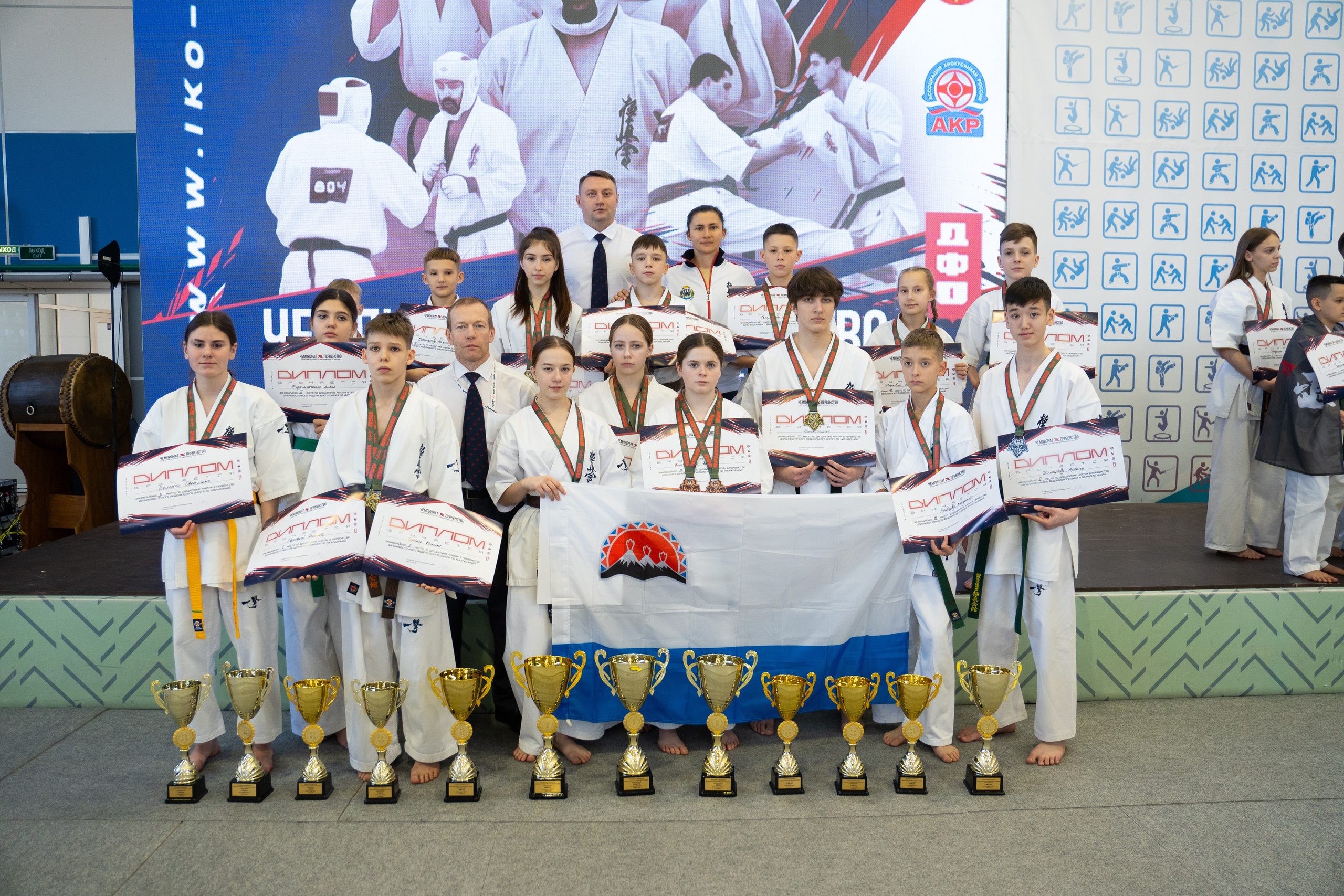  Групповое фото победителей турнира по тхэквондо — работа репортажного фотографа в Хабаровске