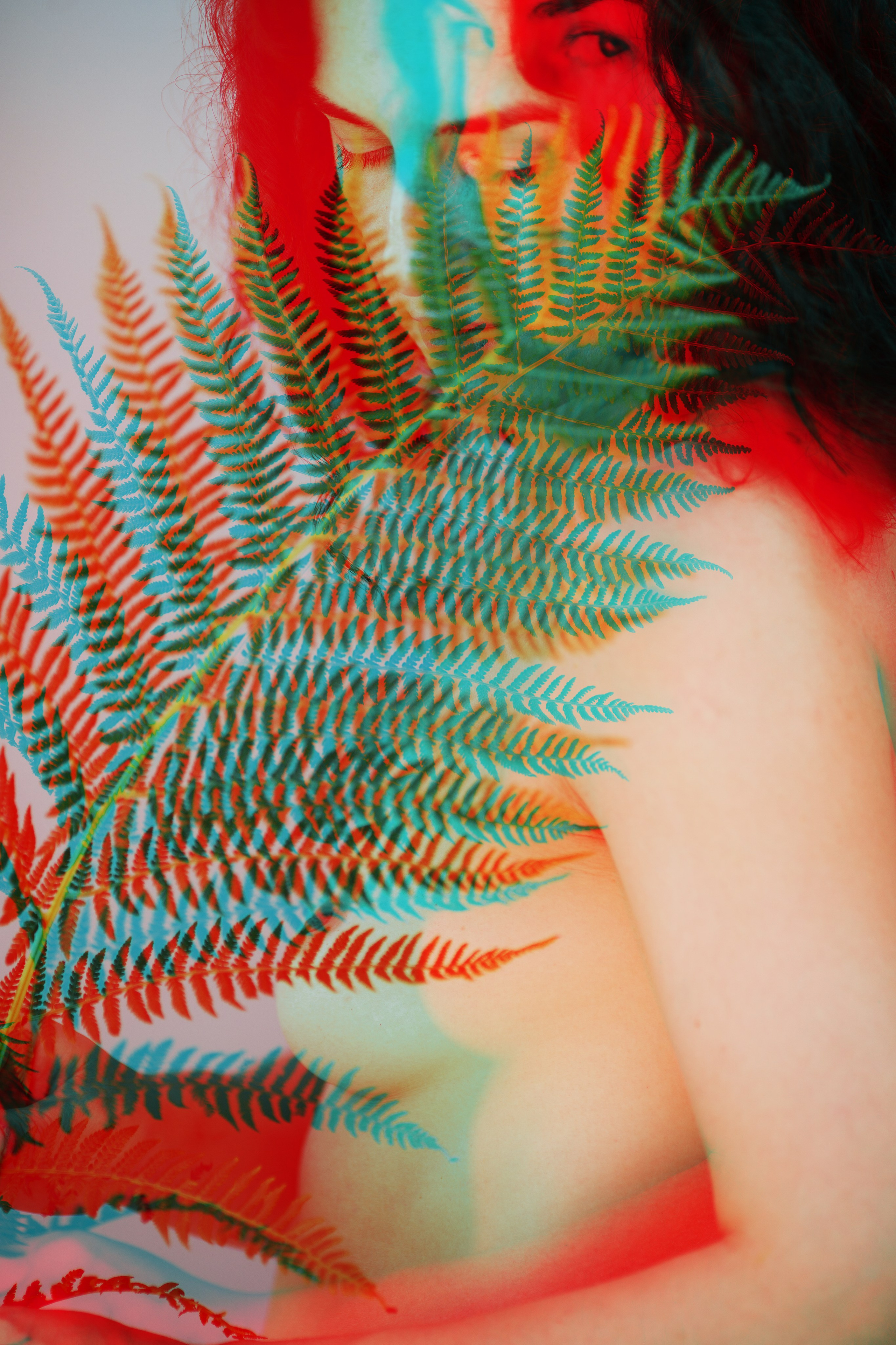 Романтическая атмосфера: девушка в цветущем саду, словно героиня из сказки. Romantic atmosphere: a girl in a blooming garden, like a heroine from a fairy tale.