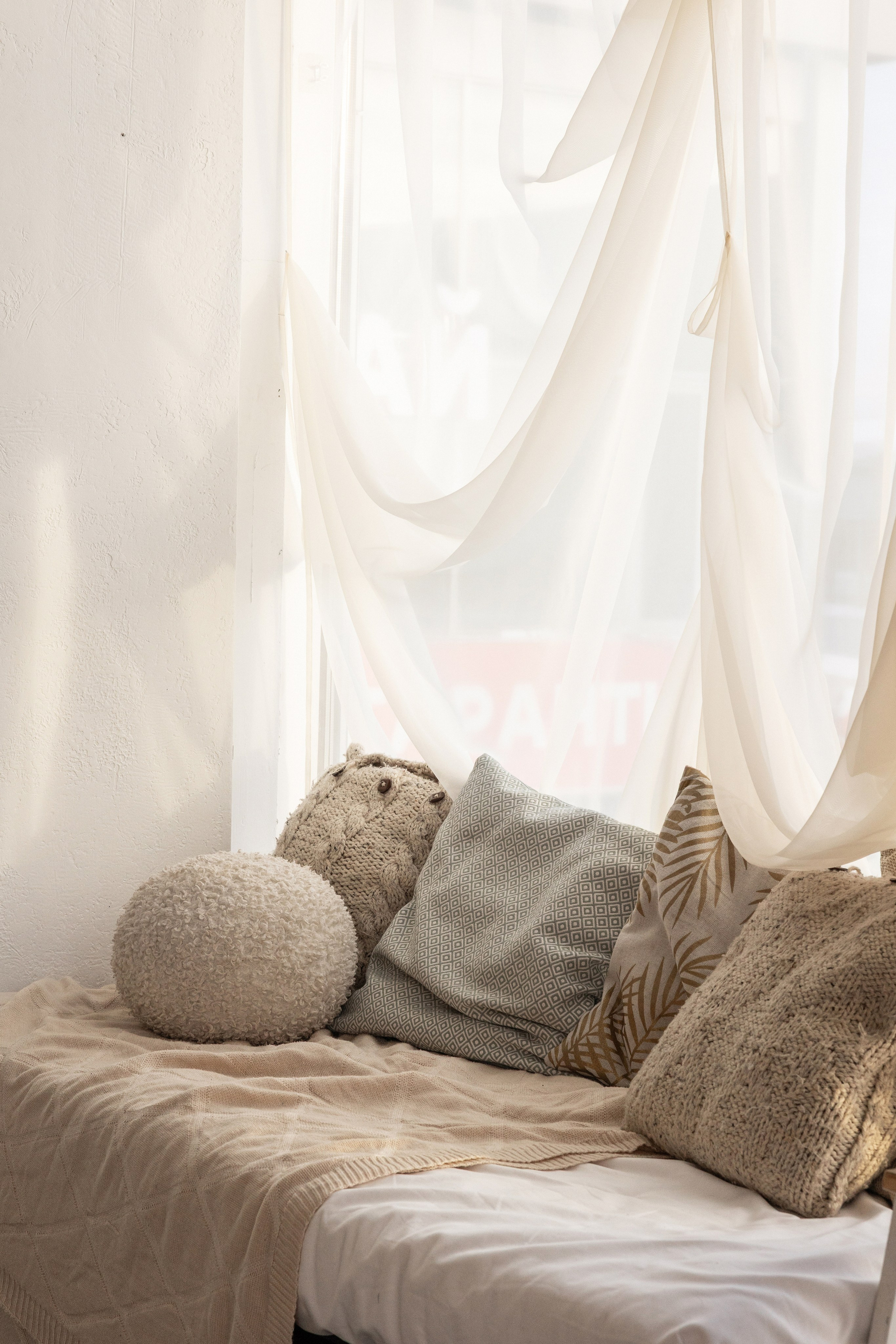 Зал Невский в фотостудии Питер в Сургуте для семейных и индивидуальных фотосессий. Идеально подойдёт для съёмки на выпускные альбомы для старших классов. 