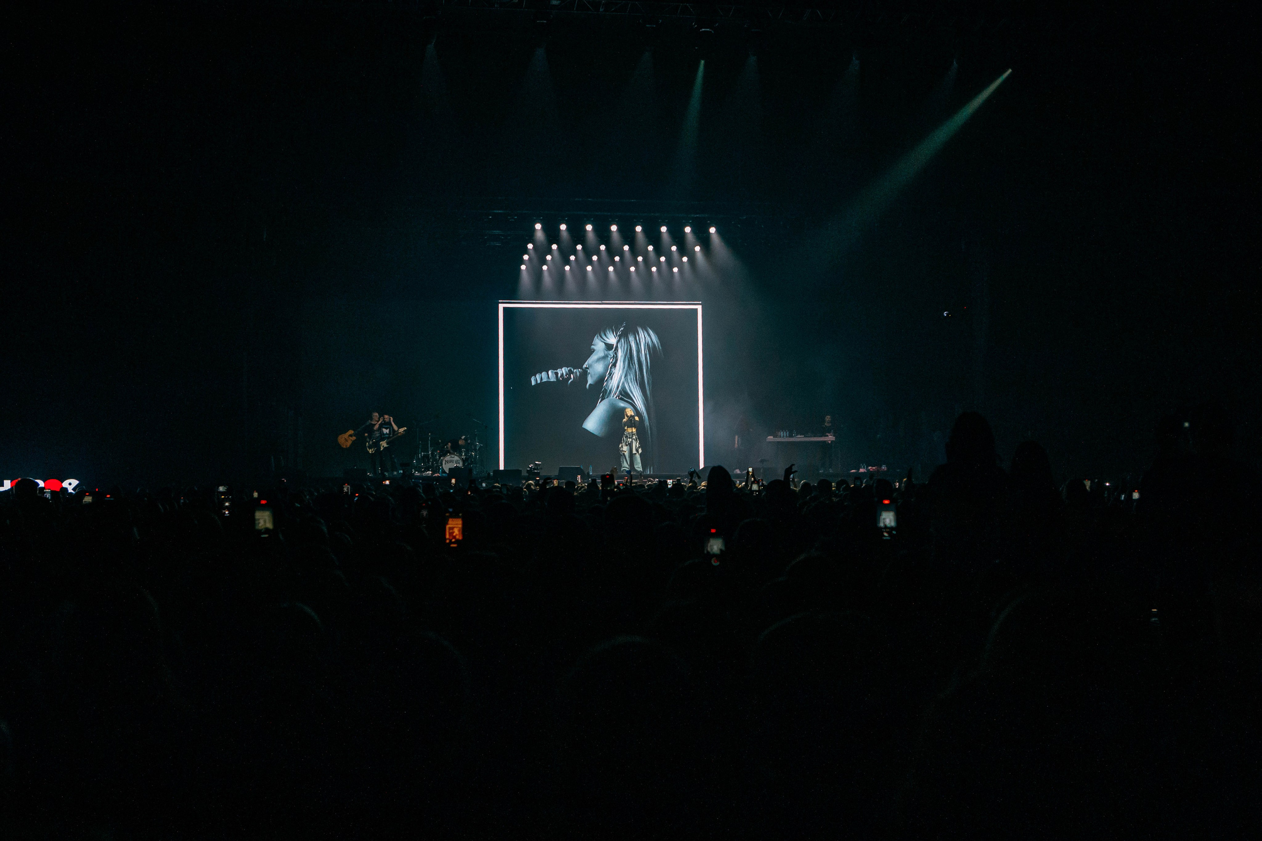 КОСИЧКИ ОТРЕЗАЛА И СОБРАЛА СТАДИУМ