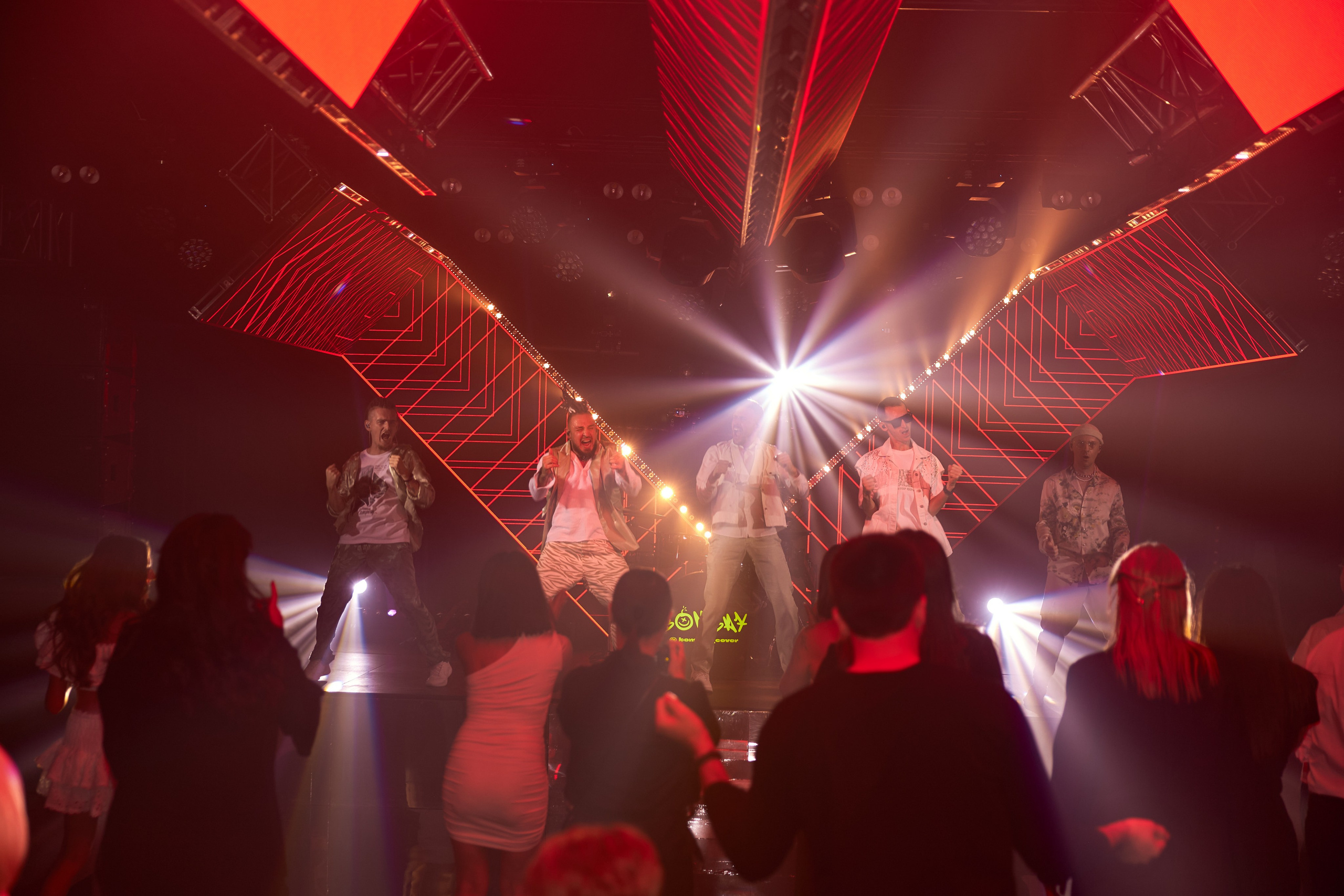 Свадьба с искусственным интеллектом в Усадьбе фамилии от ТВИНС СТУДИО лучших фотографов Краснодара. ТВИНС СТУДИО — лучшие свадебные фотографы и видеографы в Краснодаре