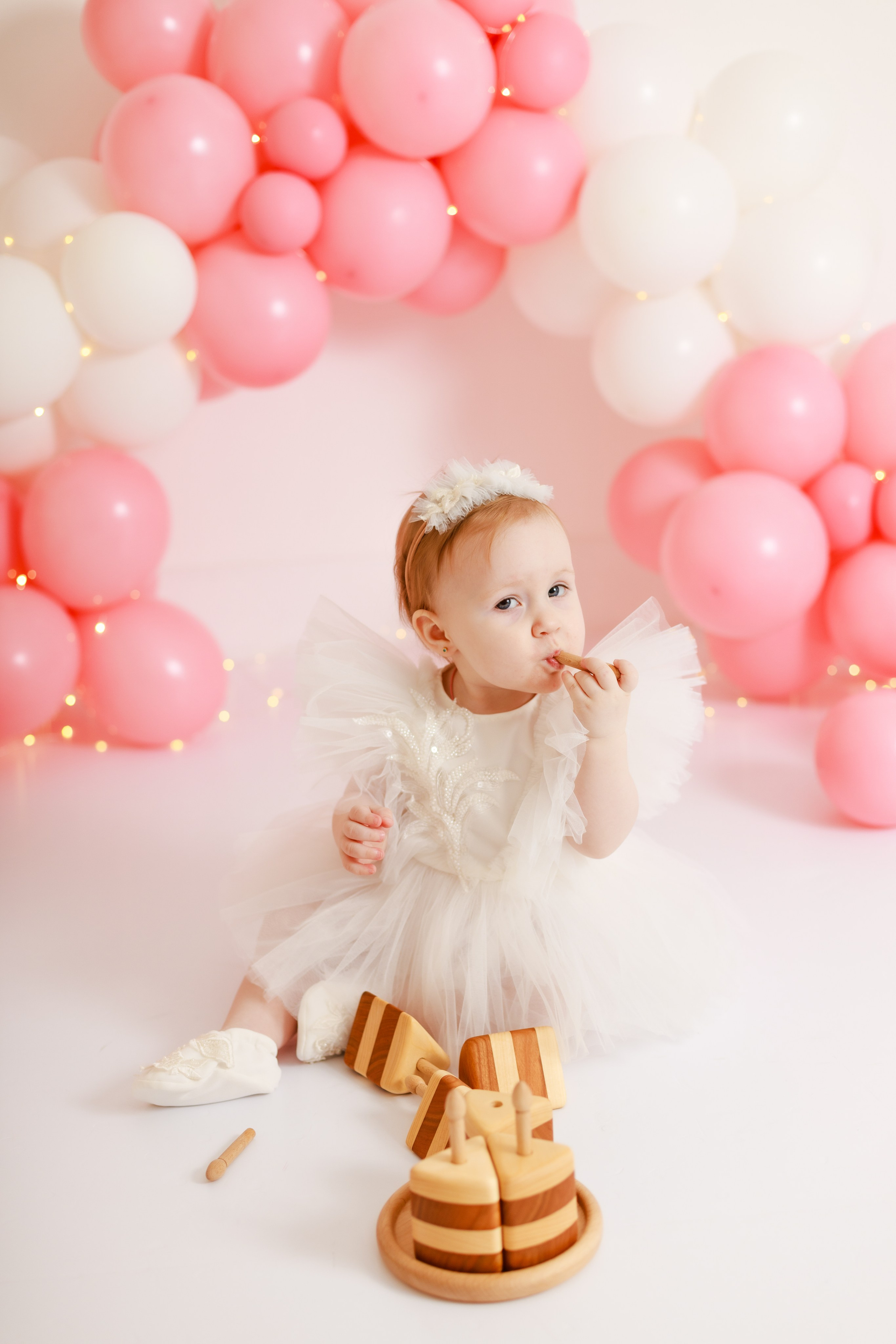 фотосессия дня рождения девочки с шарами в студии