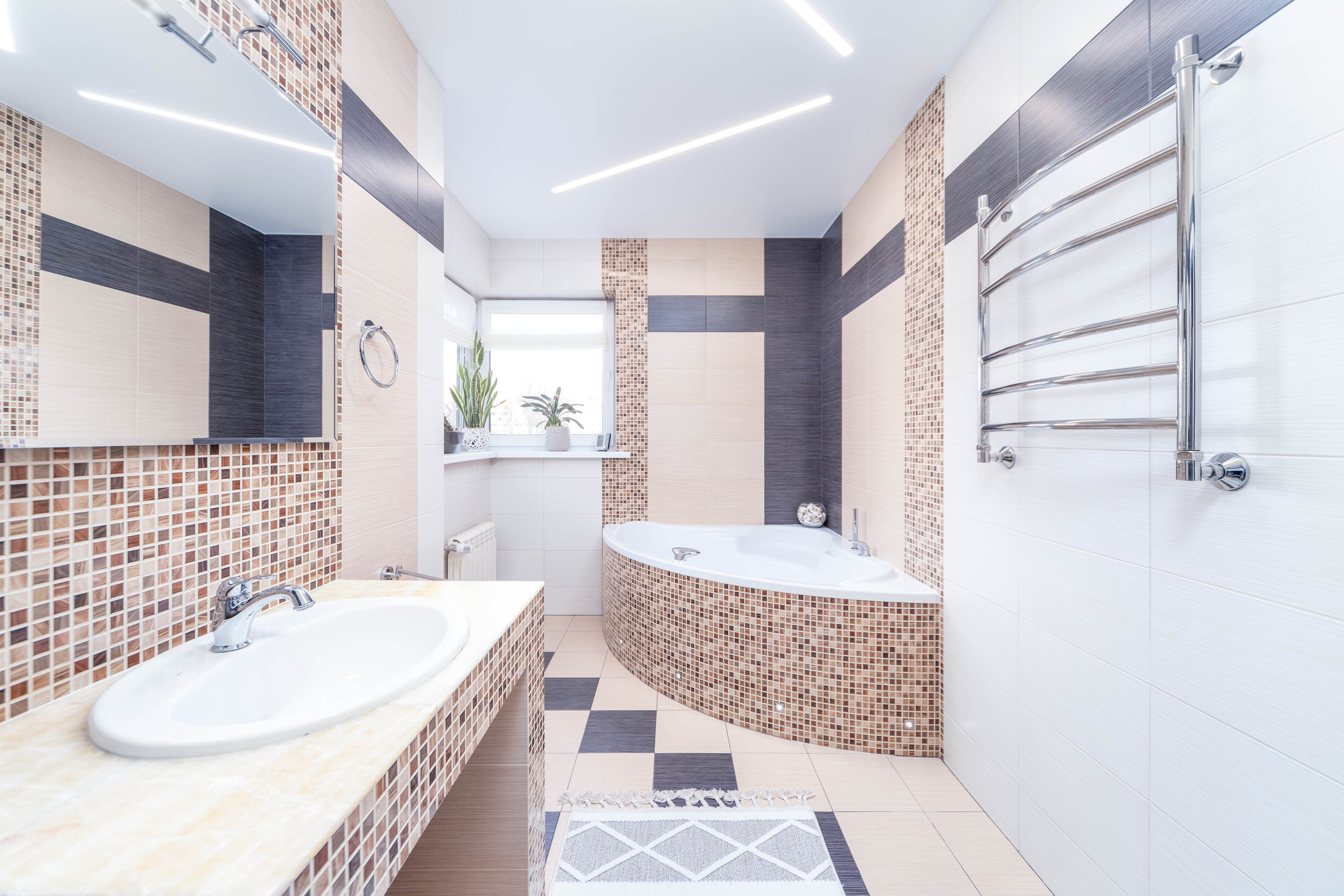 Зона раковины и джакузи в санузле трехкомнатной квартиры