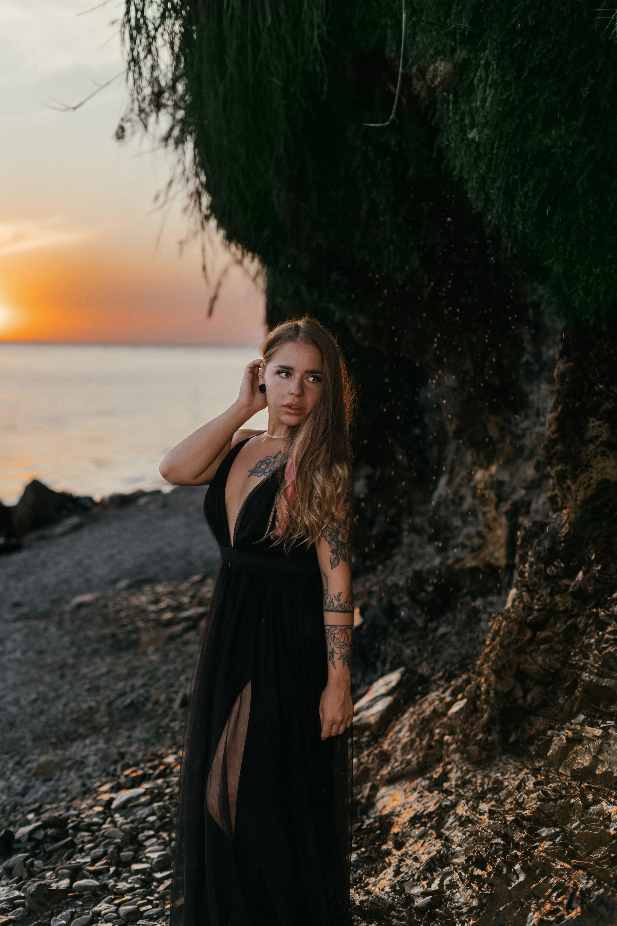 Летняя фотосессия на каменистом побережье Чёрного моря в Анапе