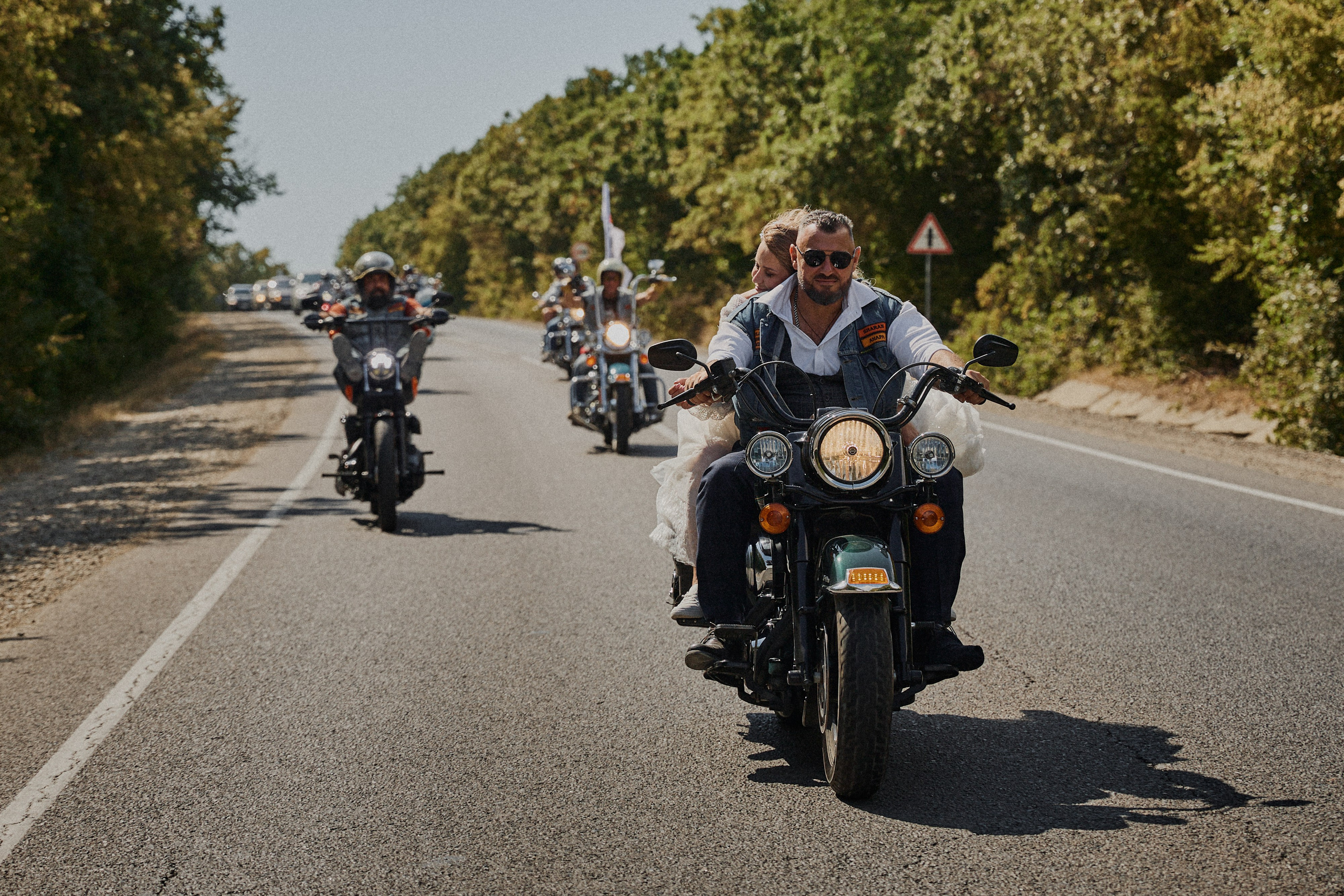 Жених с невестой на мотоцикле, фотограф Александр Бахаровский