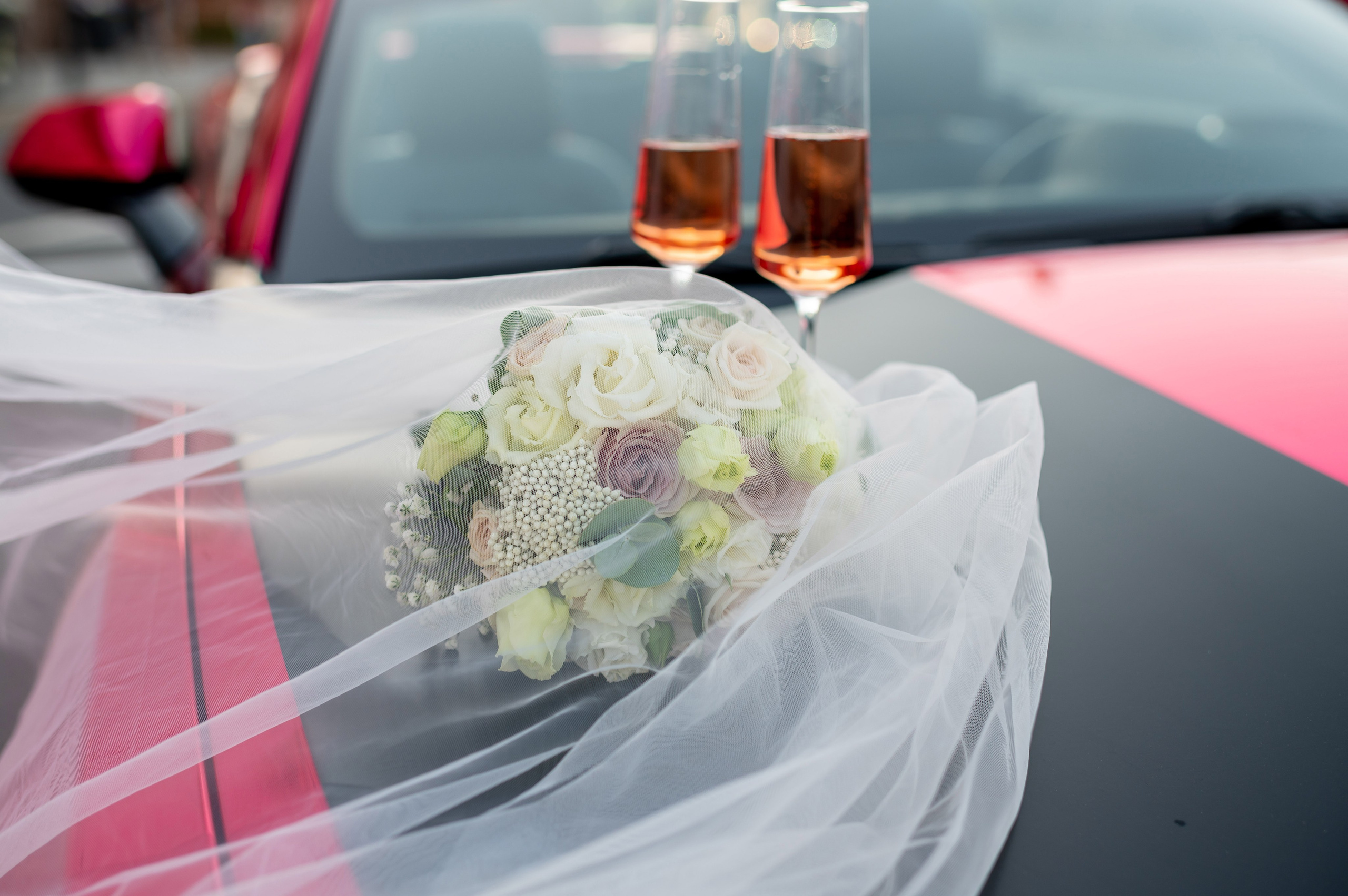 Евгения (фотосессия с малиновым chevrolet camaro, в сирени в Пушкине в Екатерининском парке). Портретный, семейный и свадебный фотограф в Санкт-Петербурге и в Пушкине Ширяев Денис