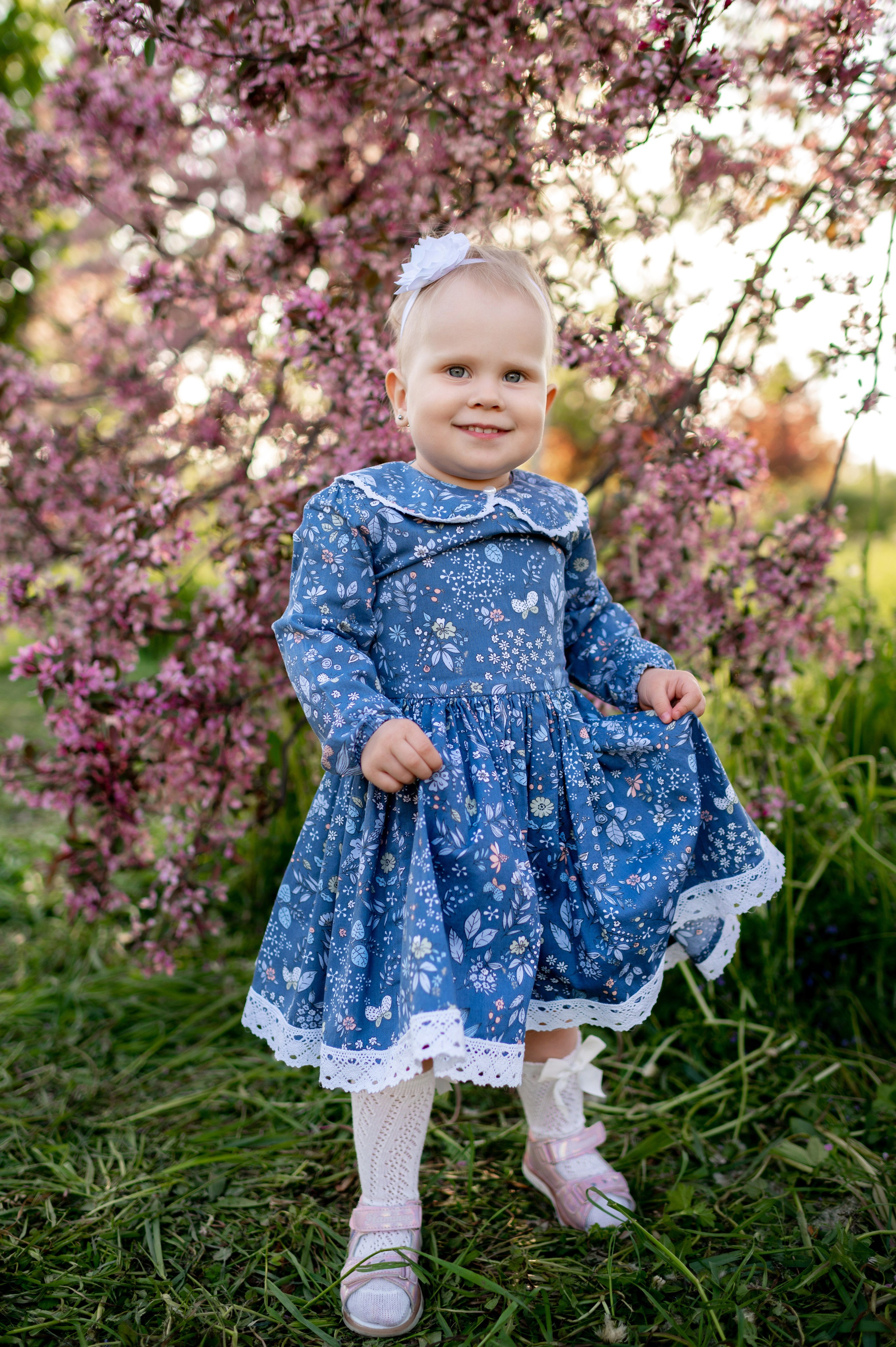 Ника и родители в розовых яблонях. Портретный, семейный и свадебный фотограф в Санкт-Петербурге и в Пушкине Ширяев Денис