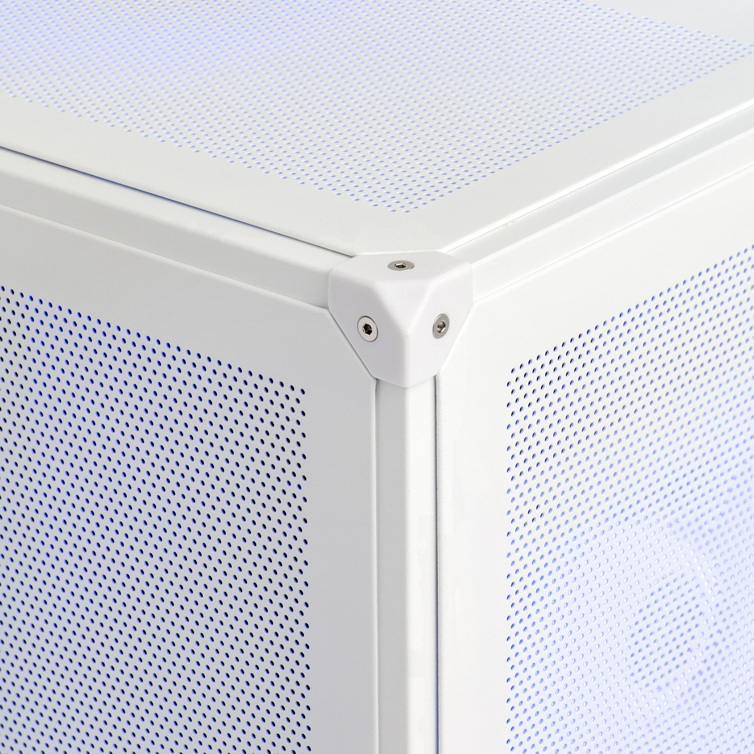 Ракурс с акцентом на дизайн решетки белого корпуса | Съемка для бренда