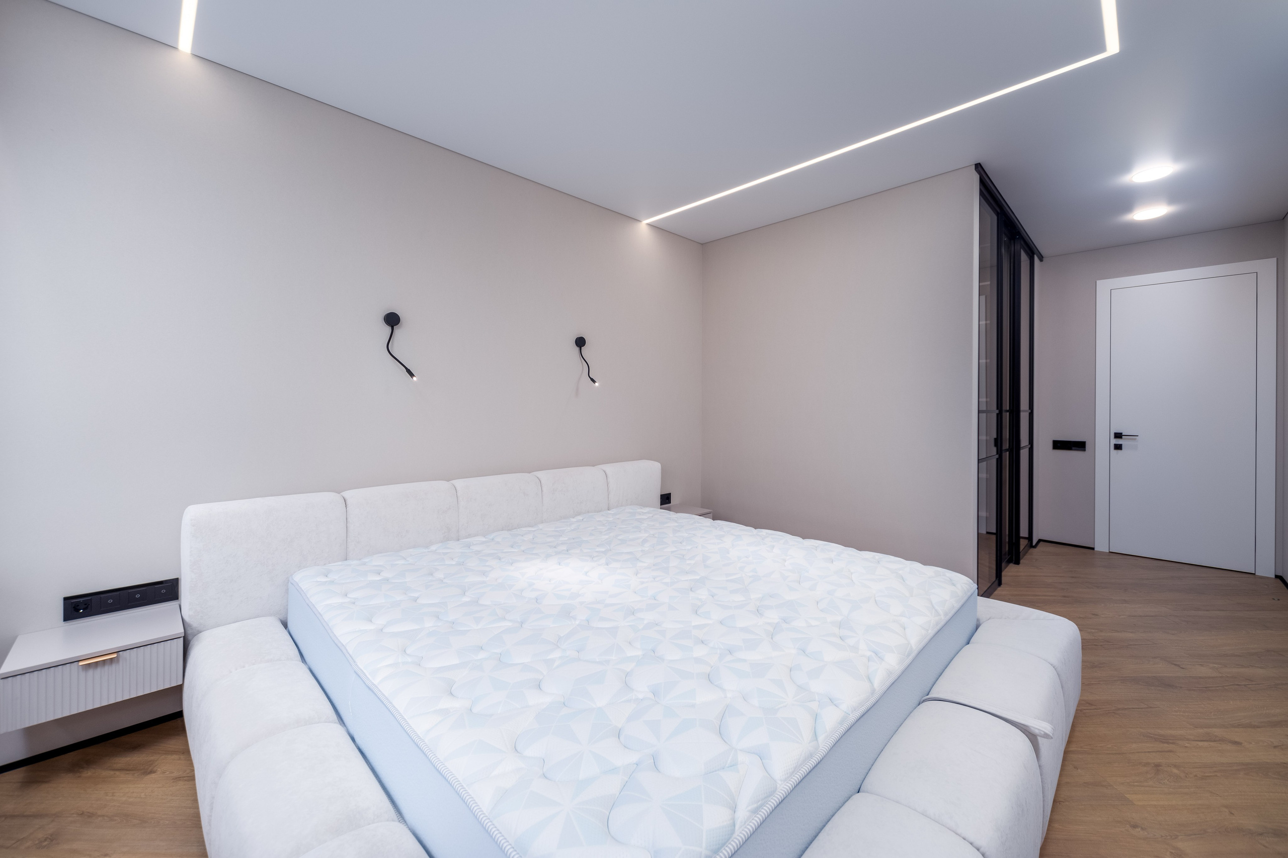 Фото интерьера мастер-спальни в большой трехкомнатной квартире в Минске