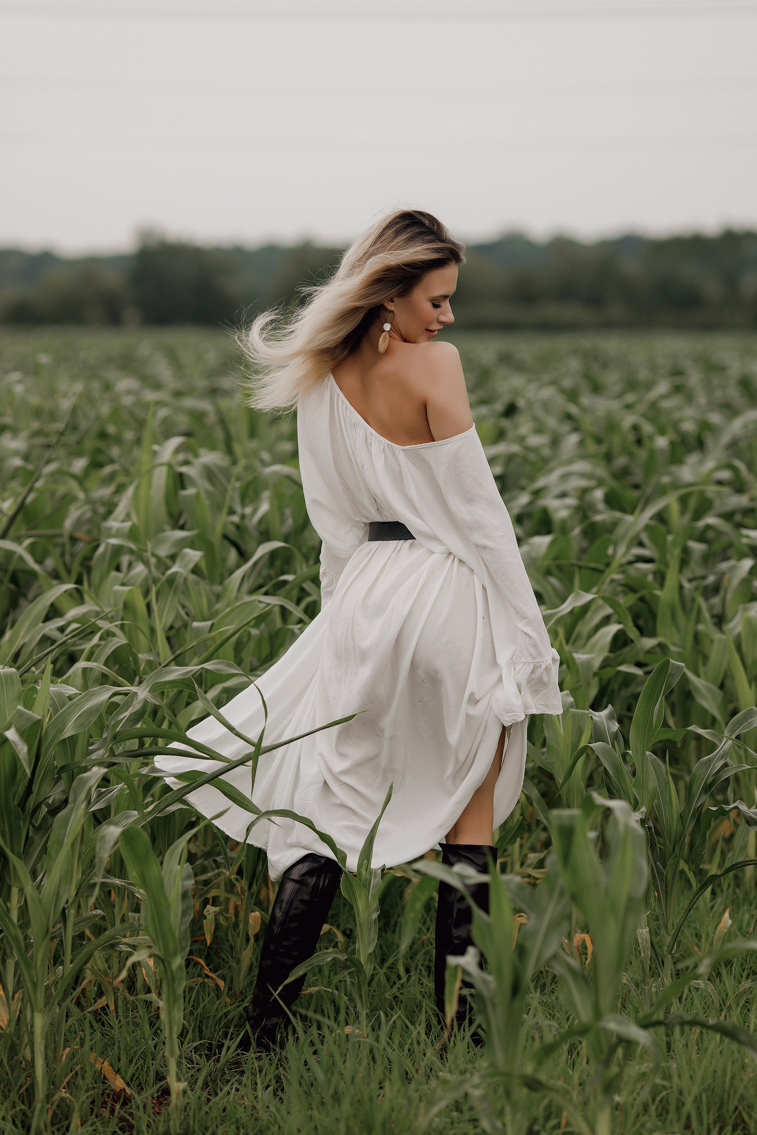Вечерняя прогулка в поле. Свадебный фотограф Санкт-Петербург  Москва