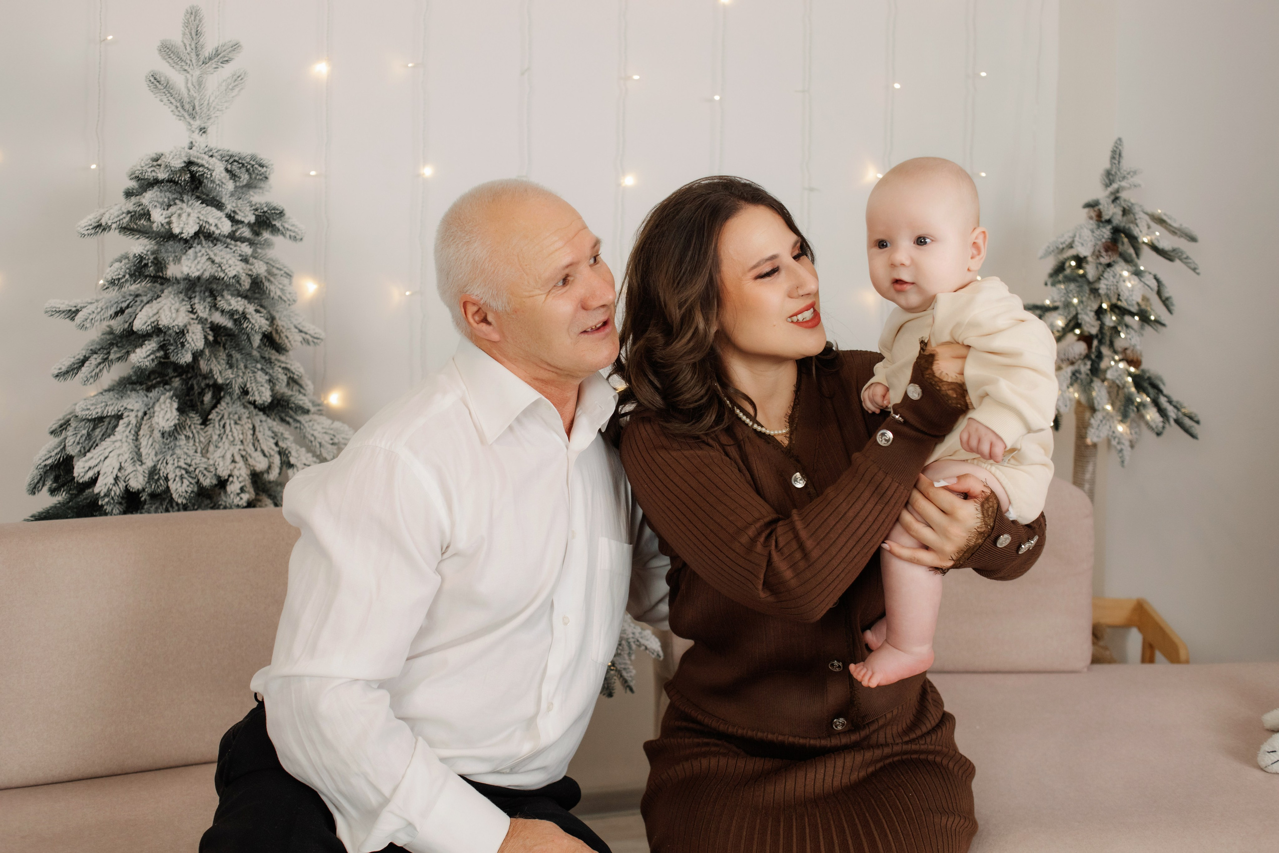 Классическая новогодняя фотосессия в светлой студии у елки