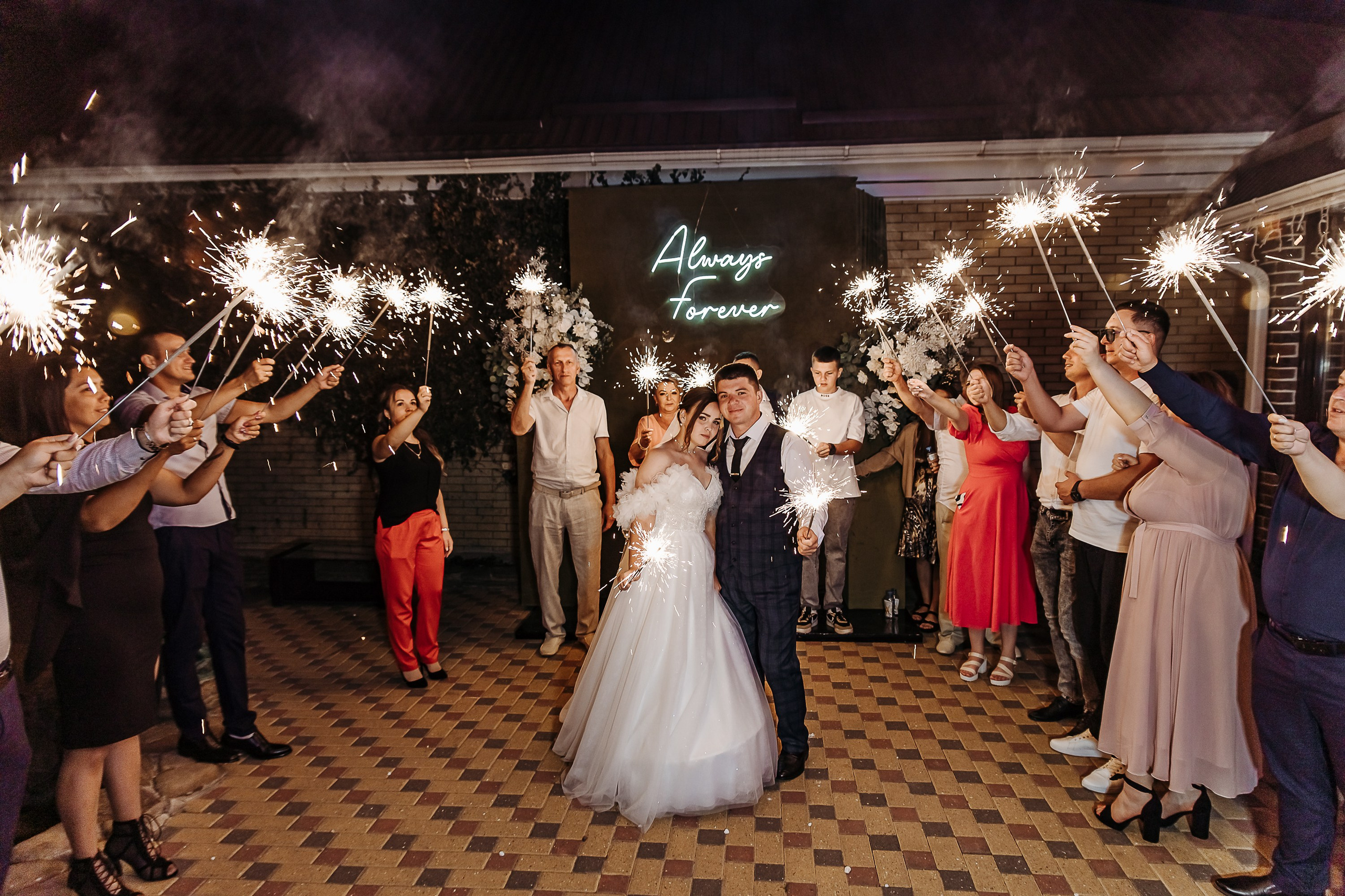 Свадебный букет - Красивая композиция свадебного букета невесты на фоне тематического декора