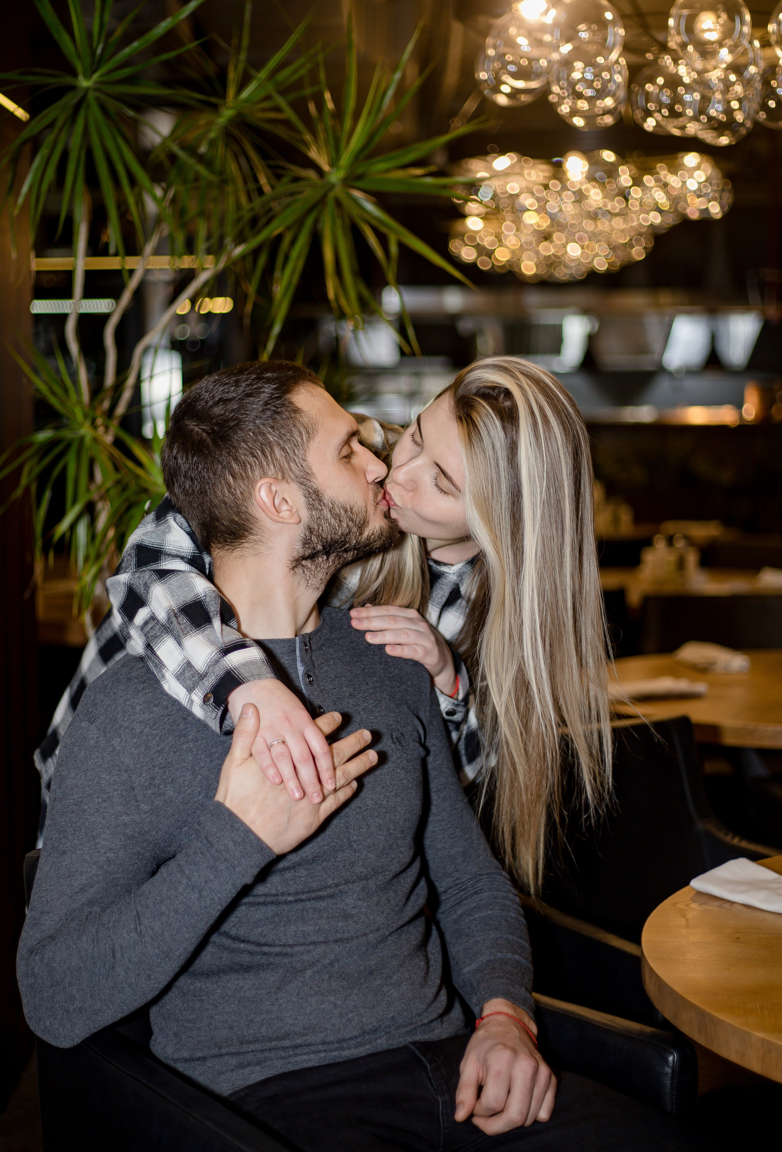 Love story. Фотограф Краснодара, фотограф в парке Галецкого.репортажный фотограф. детский фотограф, свадебный фотограф. профессиональный фотограф