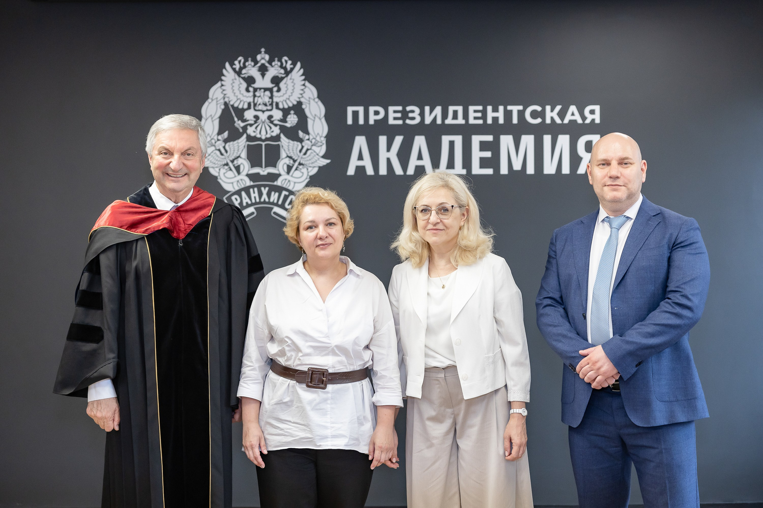 Вручение дипломов об окончании обучения в Президентской академии РАНХиГС. Фотограф Владимир Охрименко