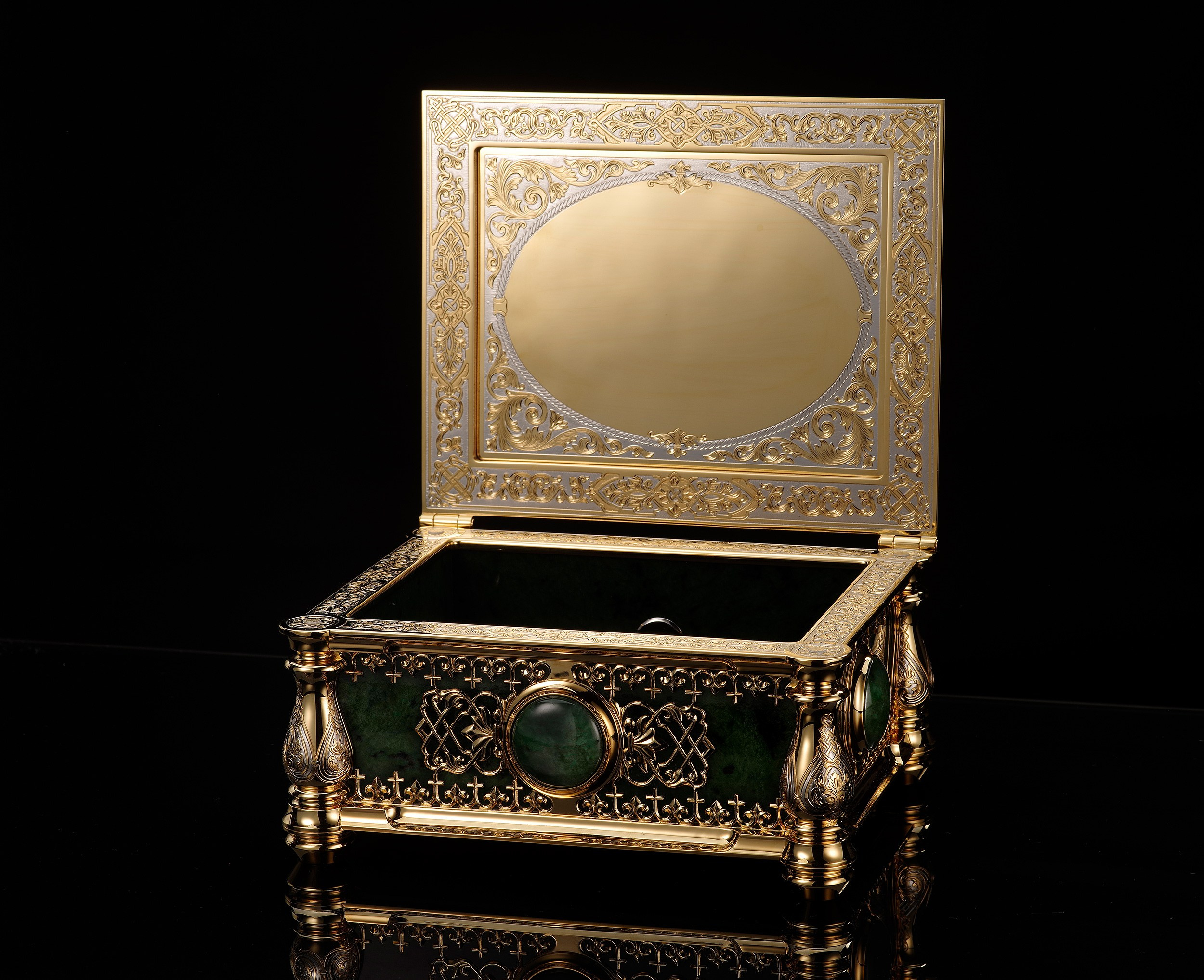 Изделия из драгоценных металлов. Предметная фотосъемка антиквариата, ювелирных украшений, камнерезных изделий, картин, предметов искусства и коллекционных предметов