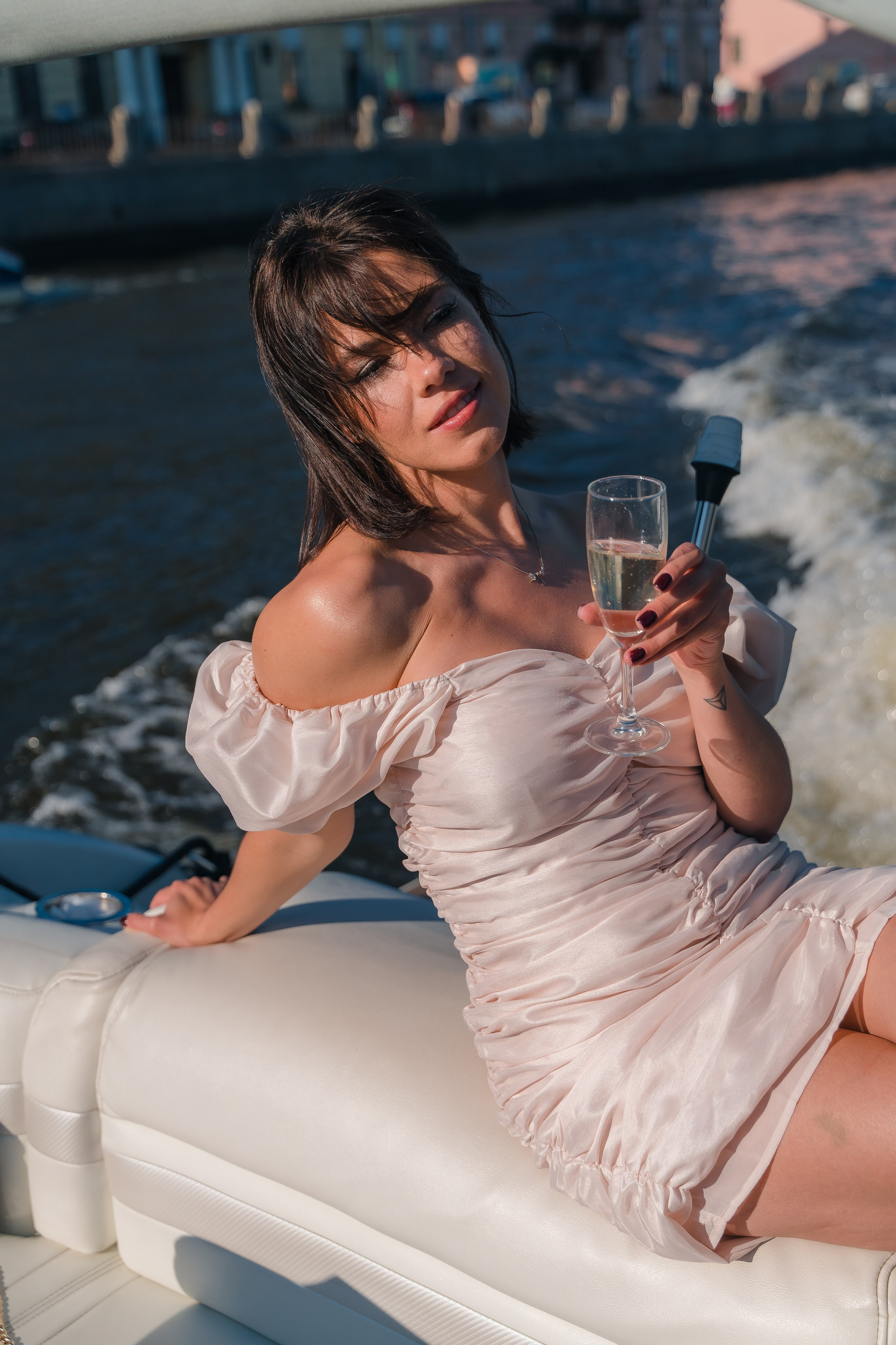 Фотосъемка девичника, встреча девушек, веселые женские портреты