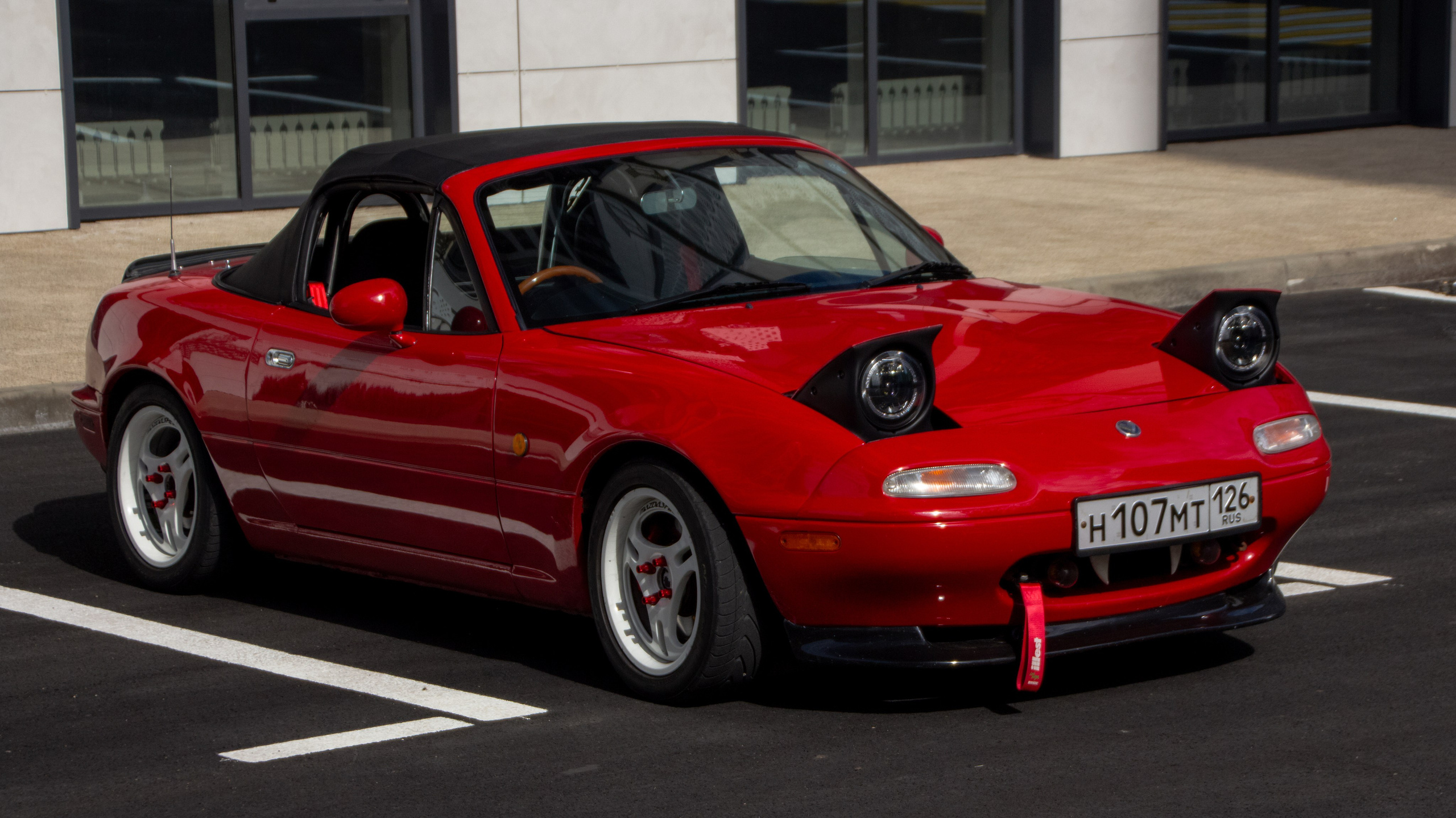 Фото Mazda MX-5 Miata (Eunos Roadster) NA: красный родстер
