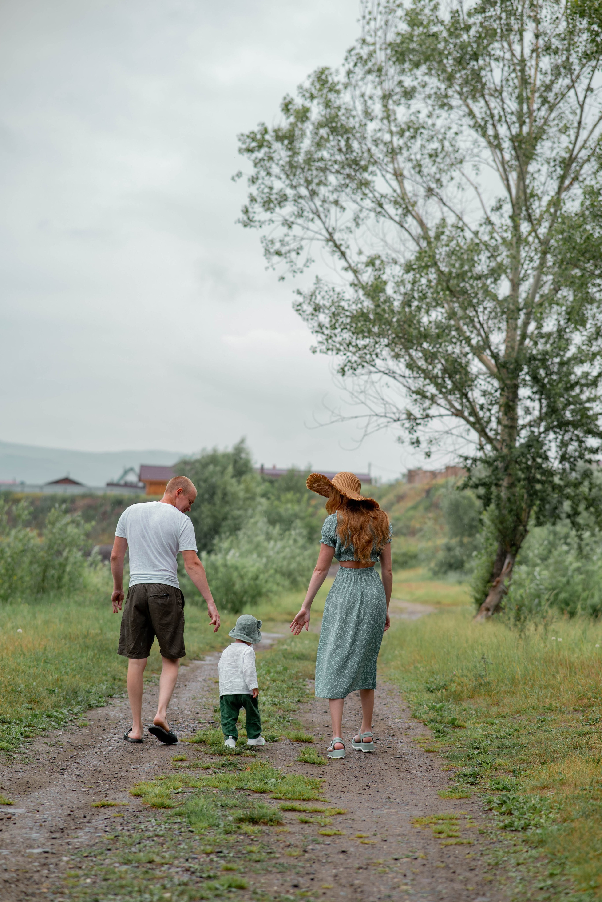 Молодая семья в лесной зоне. Семейный и свадебный фотограф в Абакане Юлия Су