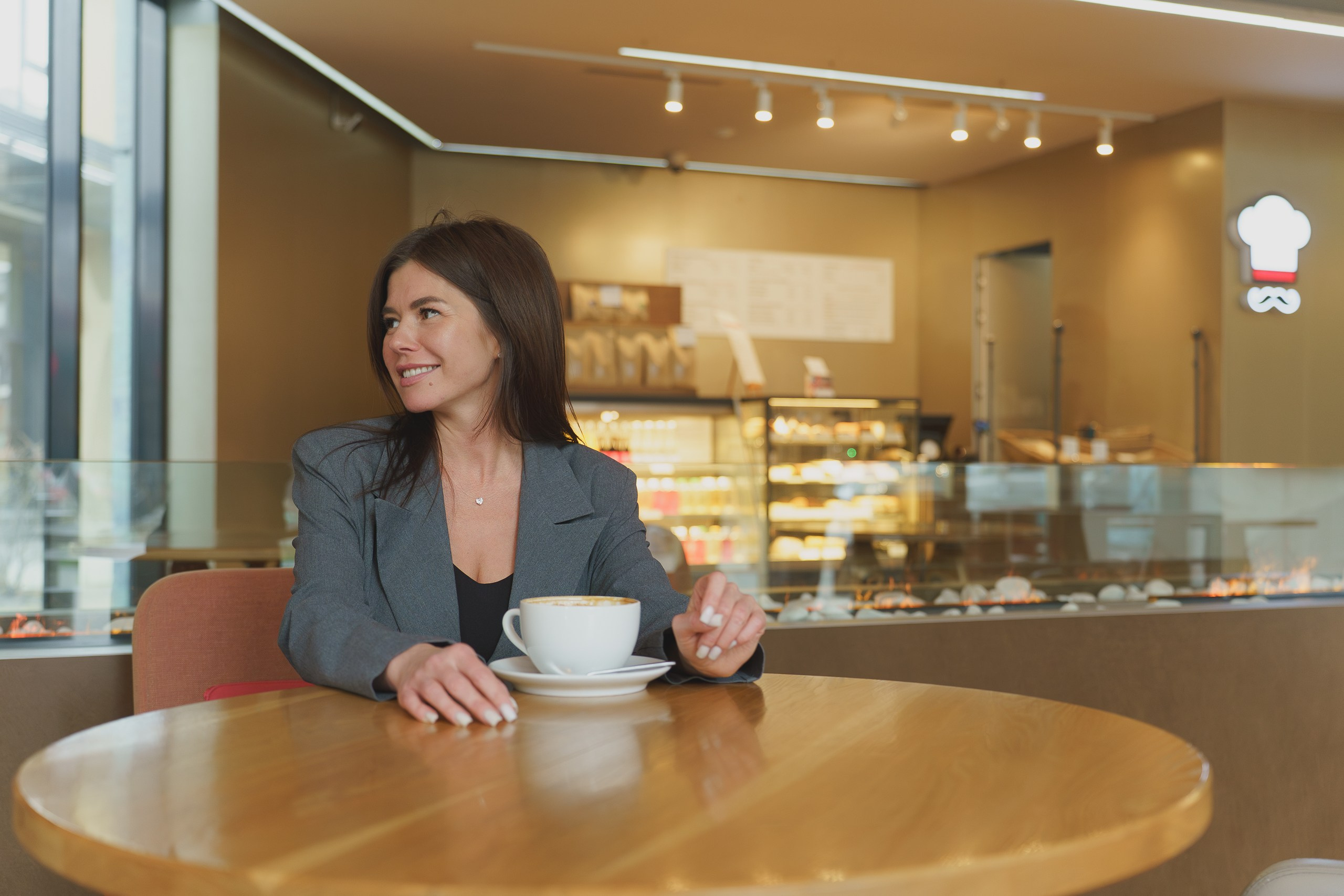 Портреты в кафе — стильные бизнес-портреты для блогера | Профессиональный портретный фотограф Екатеринбург