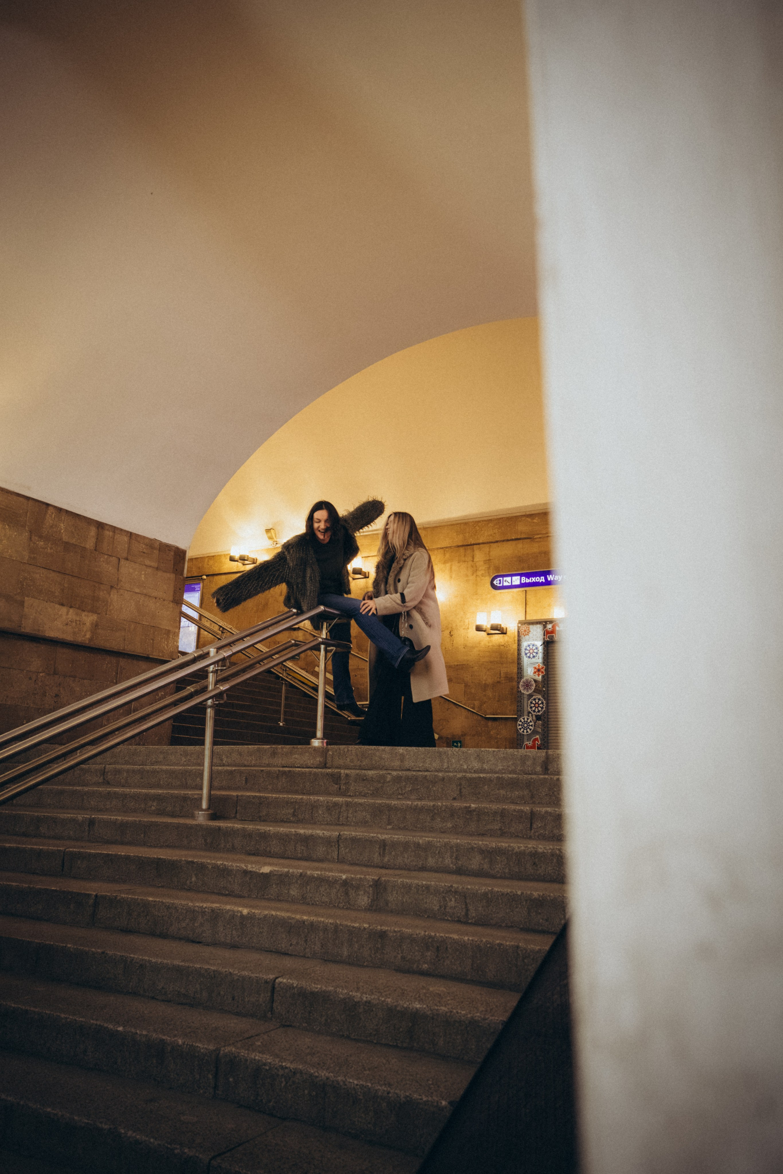 Катя и Кристина в метро. Klerout Photographer