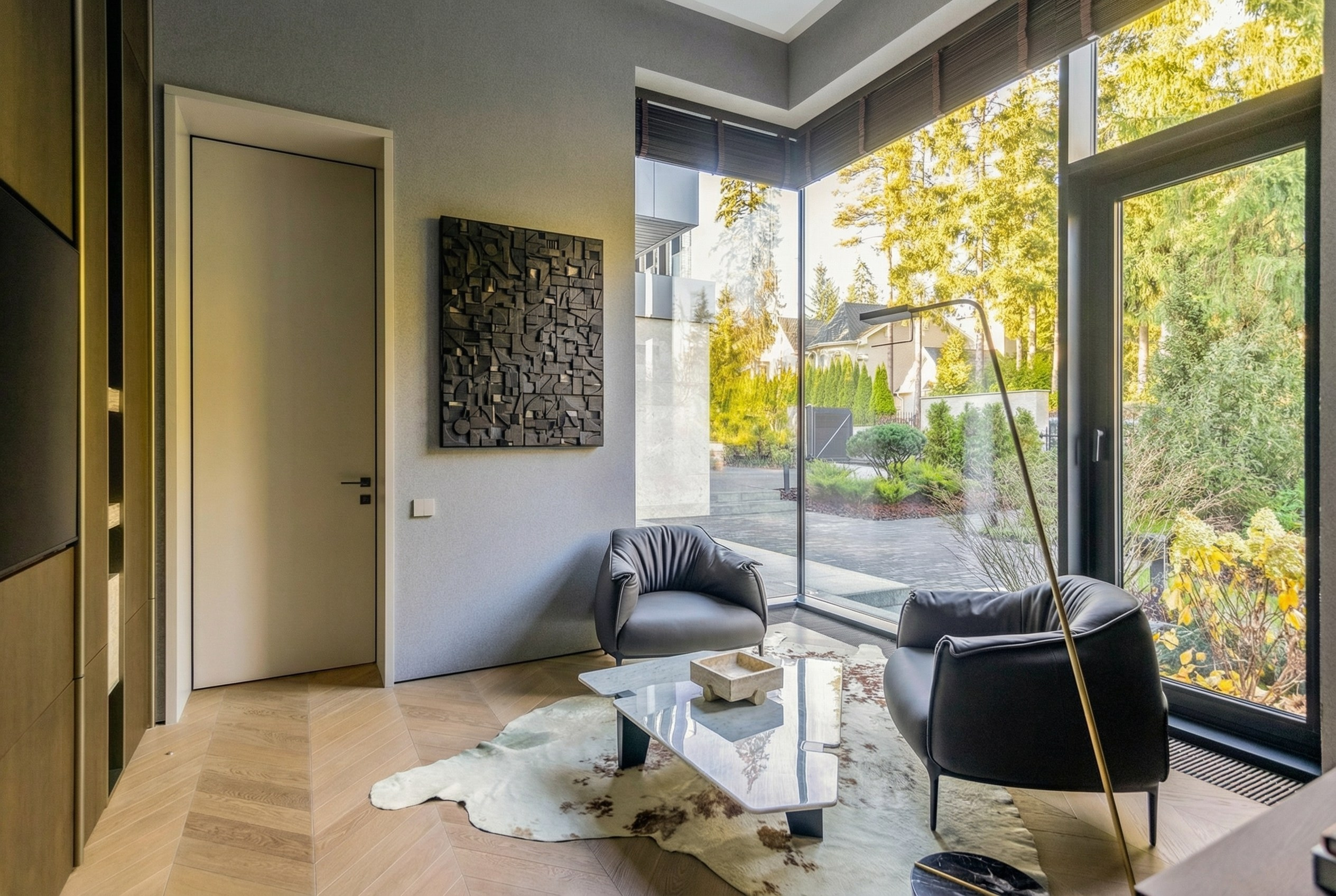 Кабинет с угловым панорамным остеклением, дизайнерскими кожаными креслами и авторским настенным панно, проект Валерии Котович в Подмосковье.