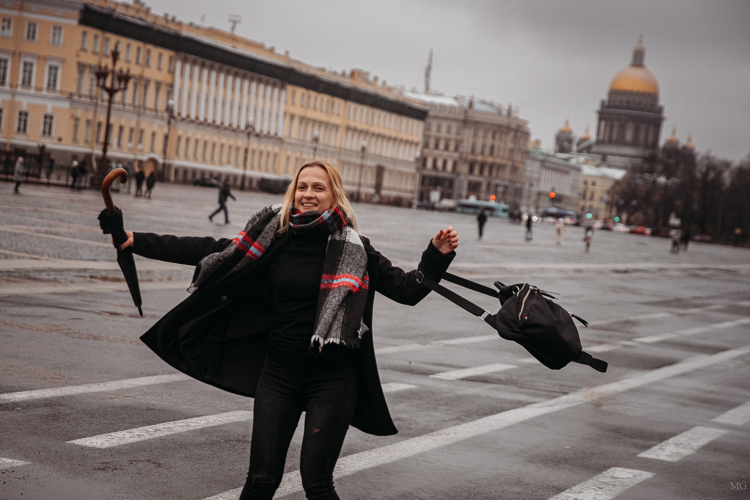 городская фотопрогулка Санкт-Петербург девушка кружится на дворцовой площади