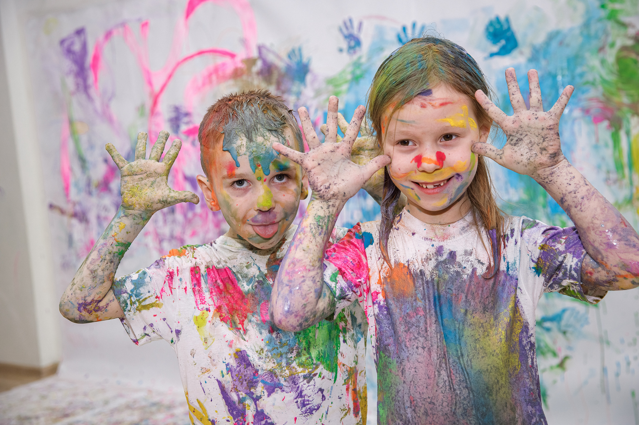 репортаж с детских дней рождения мальчик  и девочка в красках
