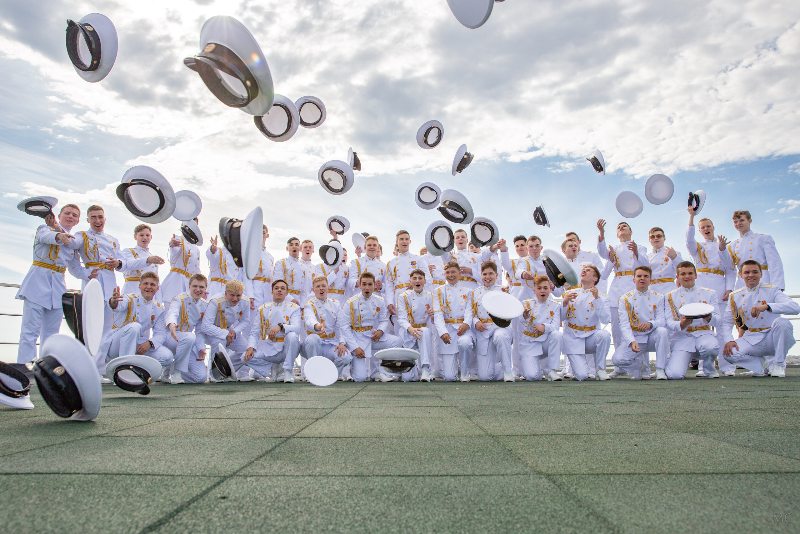 репортаж с выпускных кадетов, праздники  в ресторане фуражки в небе