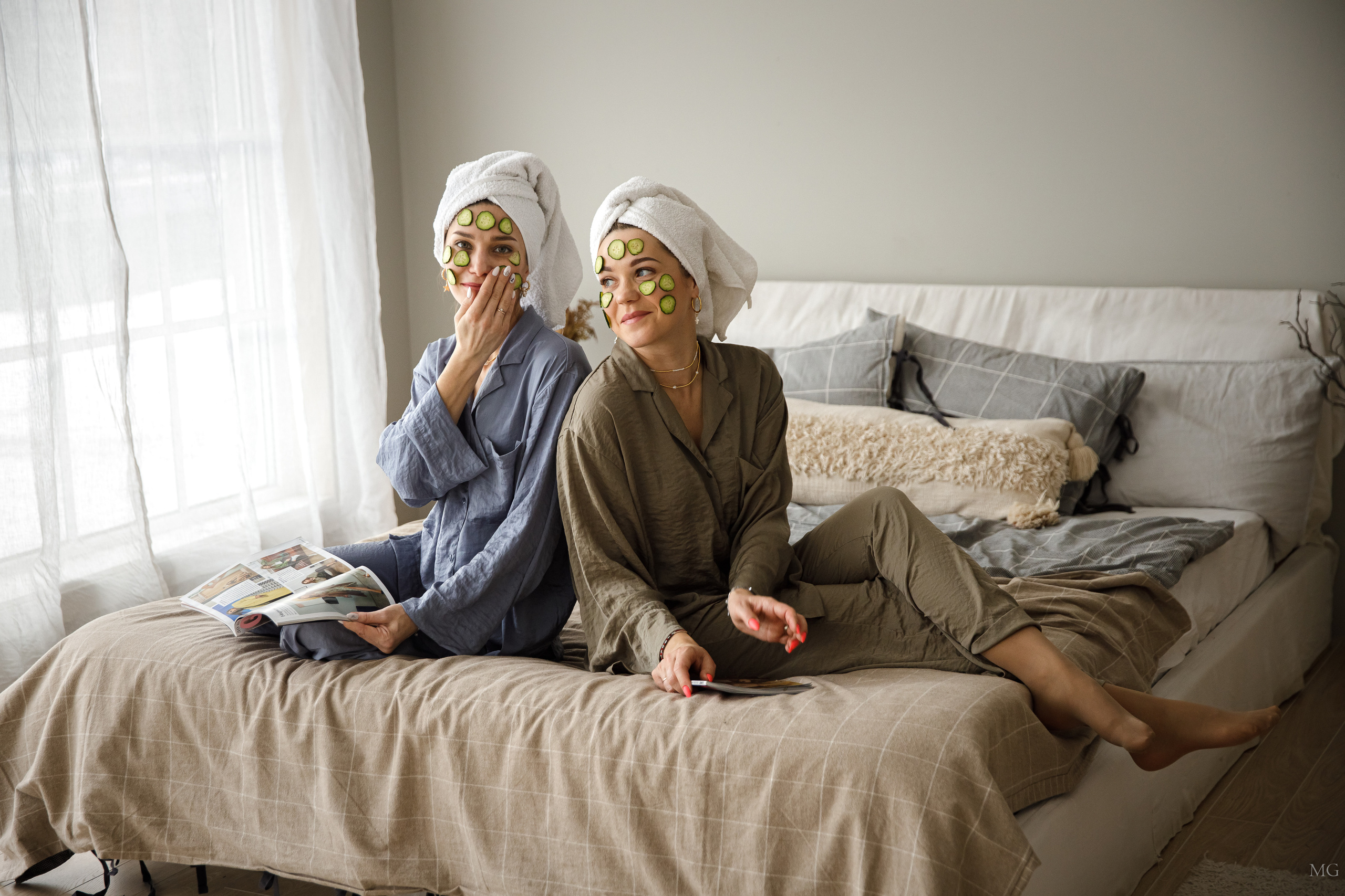 фотосессия в студии сестры на кровати пижамы и маски