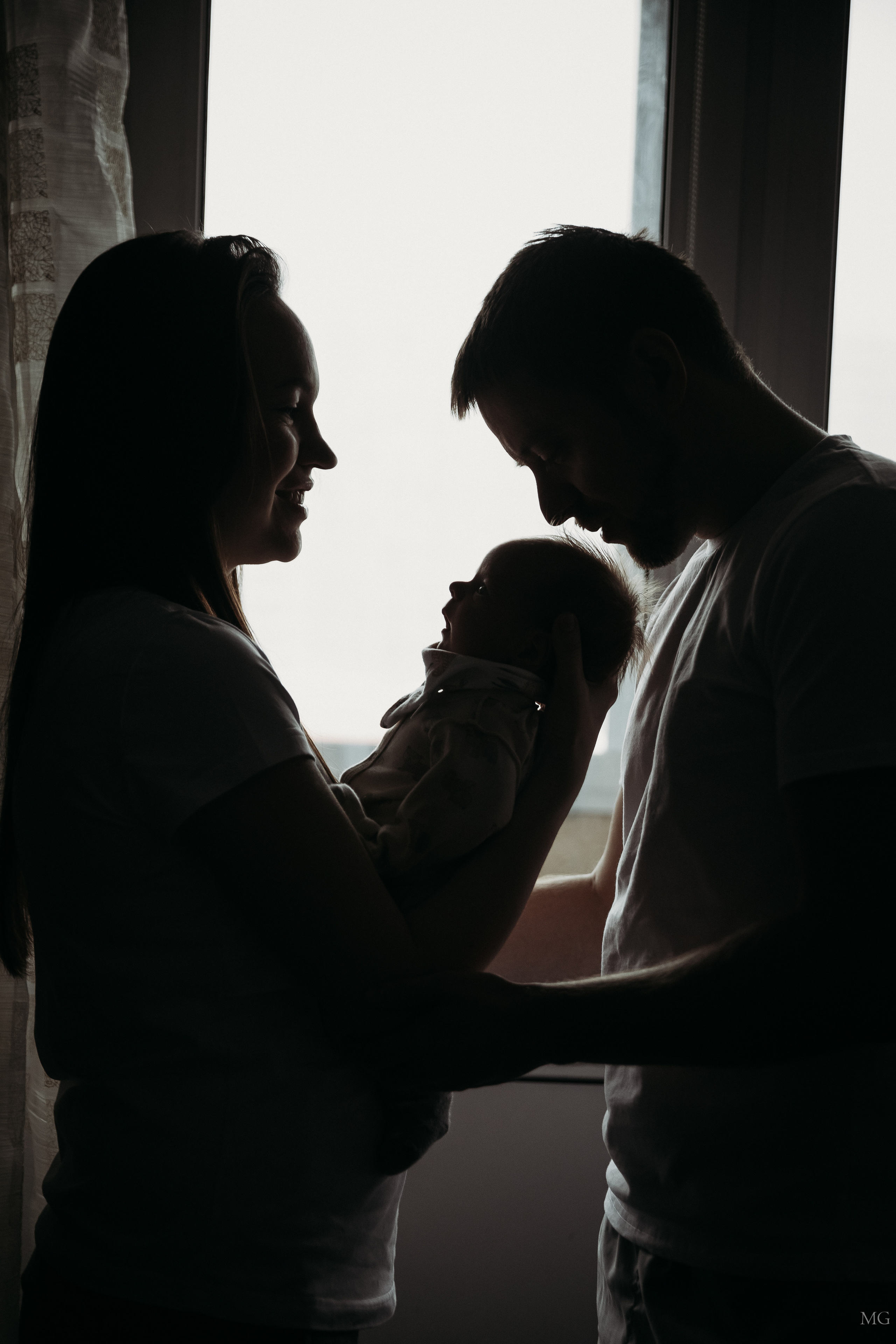 домашняя съемка силуэтное фото мама папа и малыш