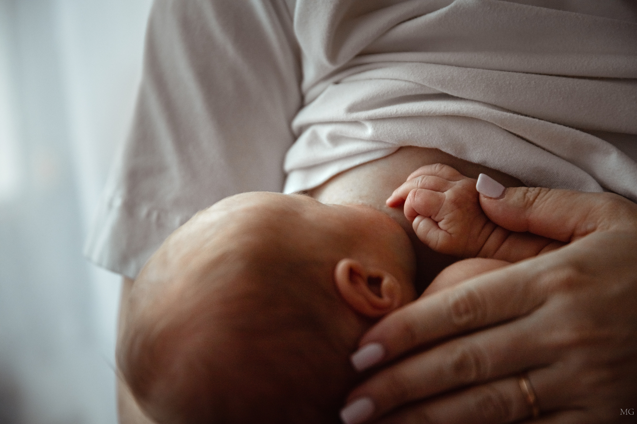 Домашняя съемка мама кормит малыша портрет нежность