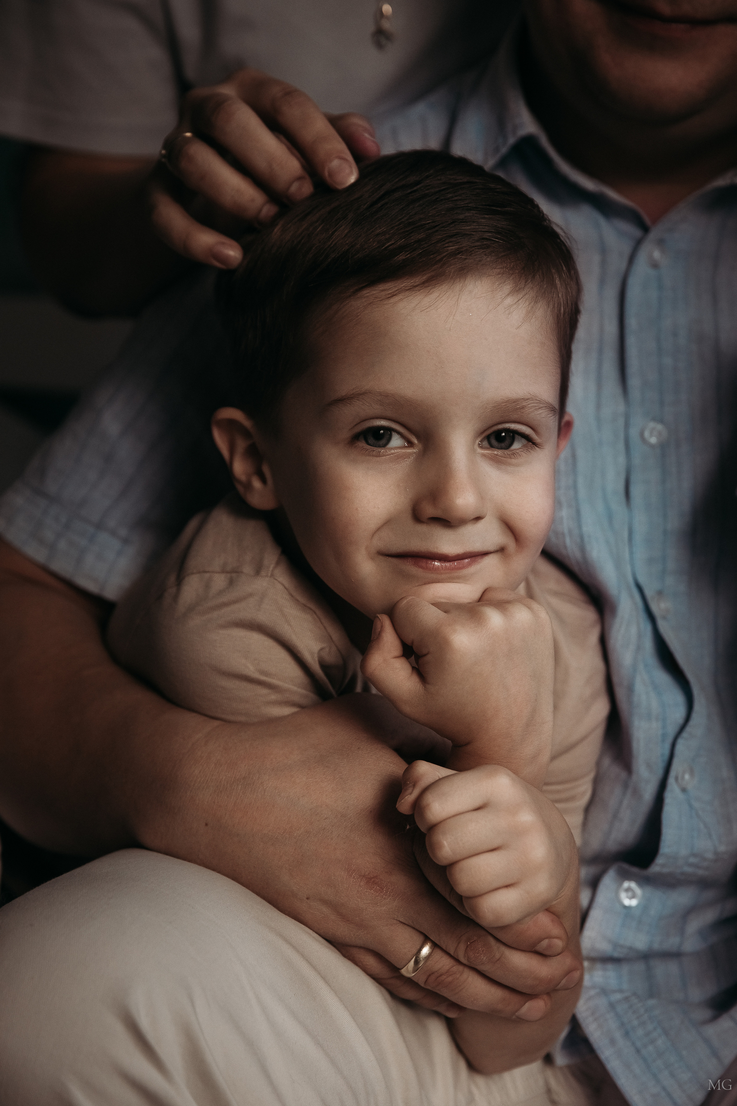 портрет мальчика сына домашняя фотосессия на руках у папы