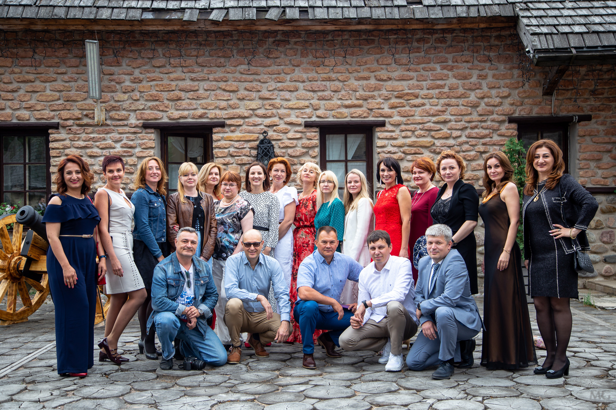 репортаж с выпускных школьников, праздники за городом общая фотография