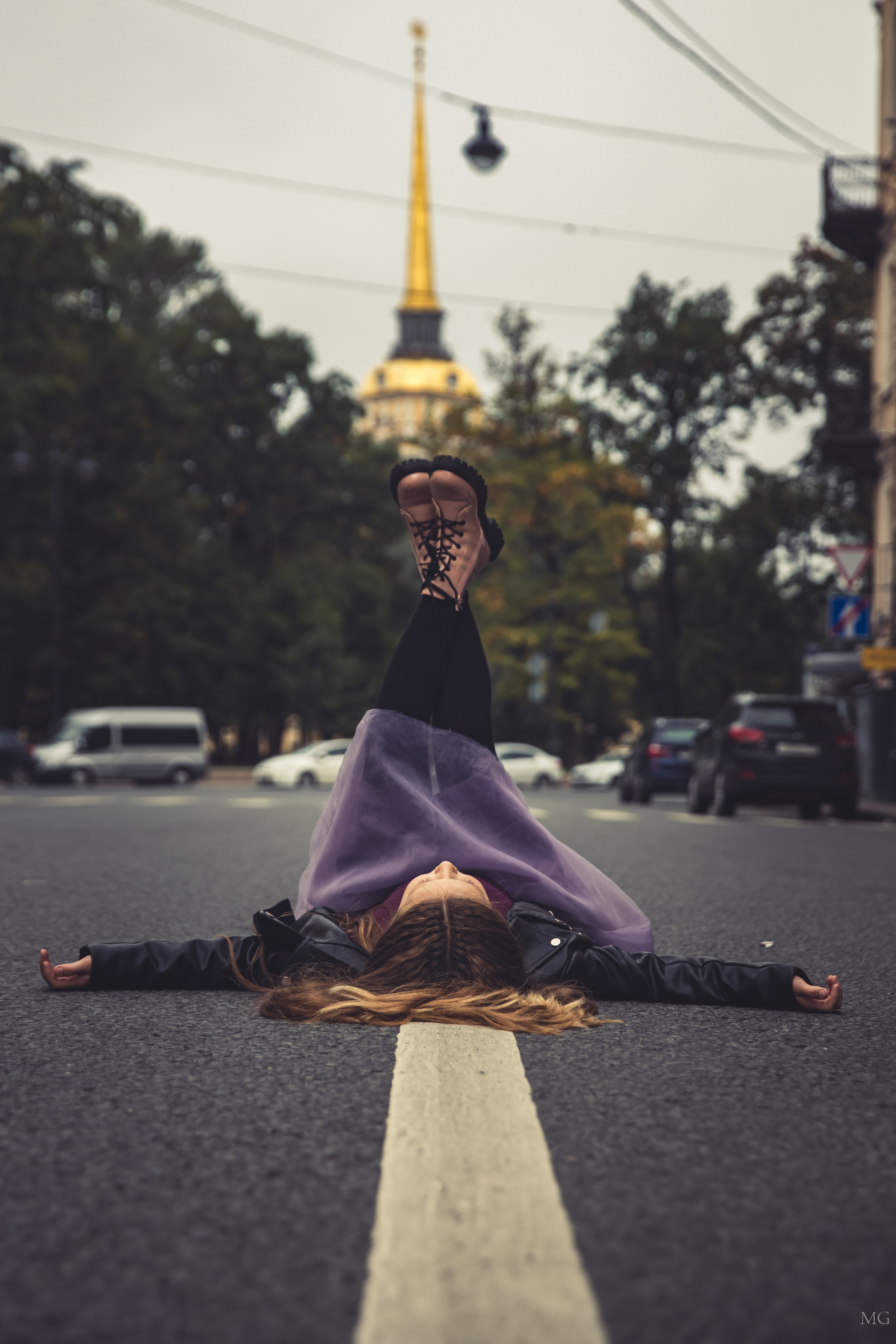 городская фотопрогулка девушка лежит на асфальте