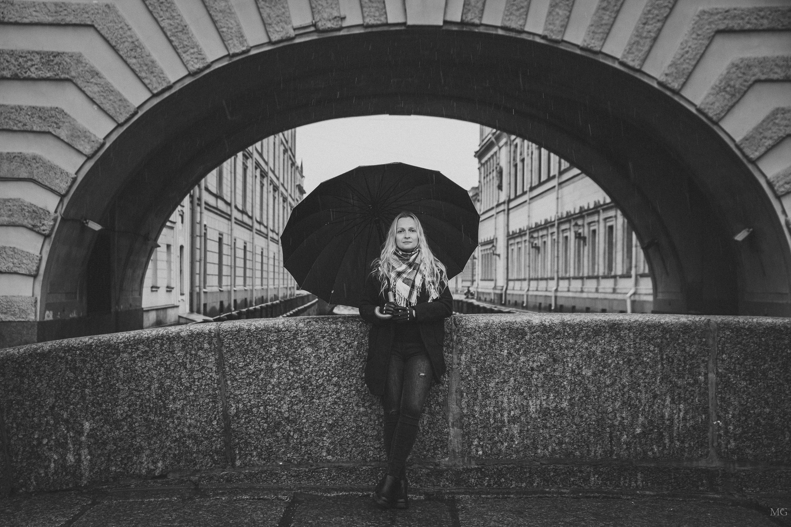 городская фотопрогулка Санкт-Петербург девушка с зонтом на мосту