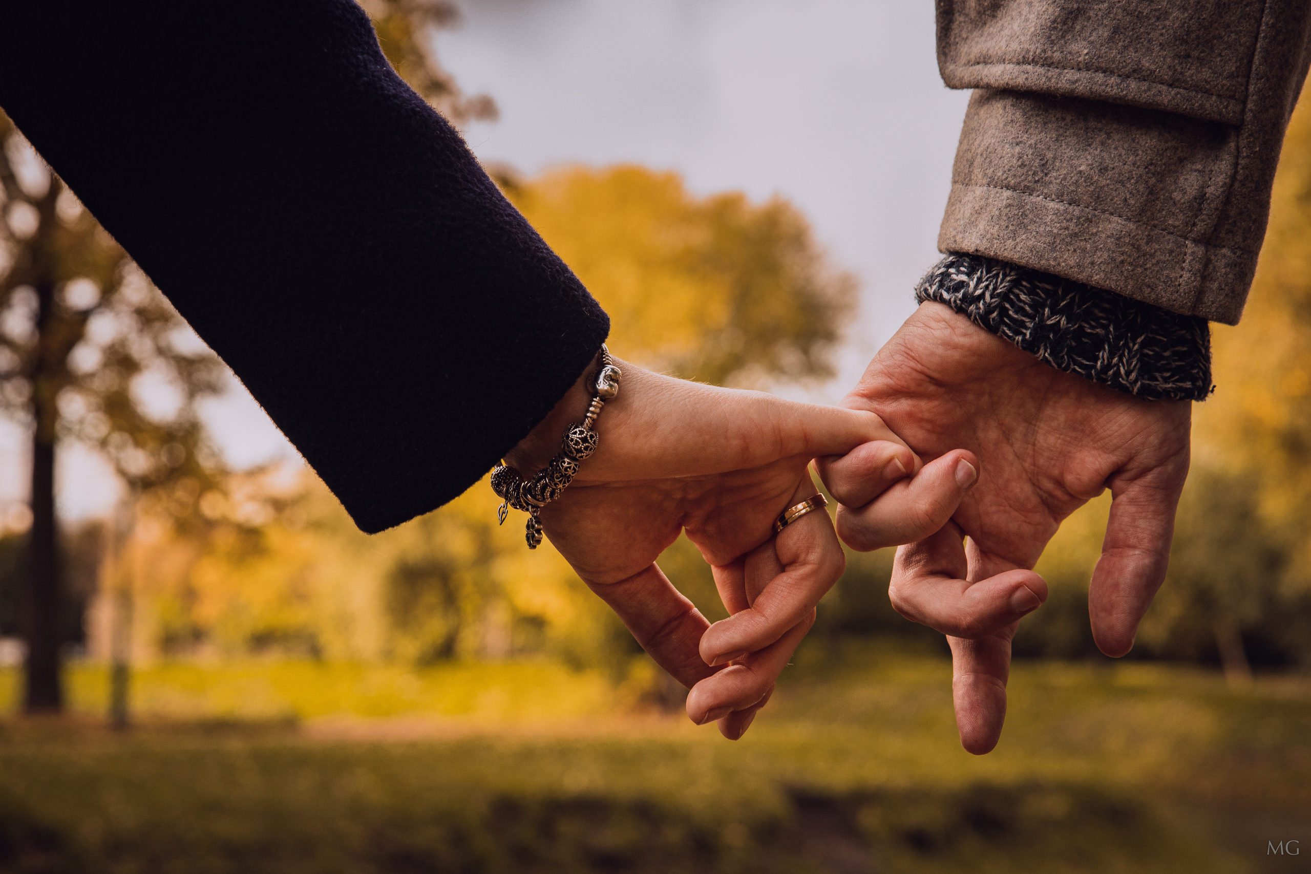 крупно руки влюбленных держаться мизинцами 