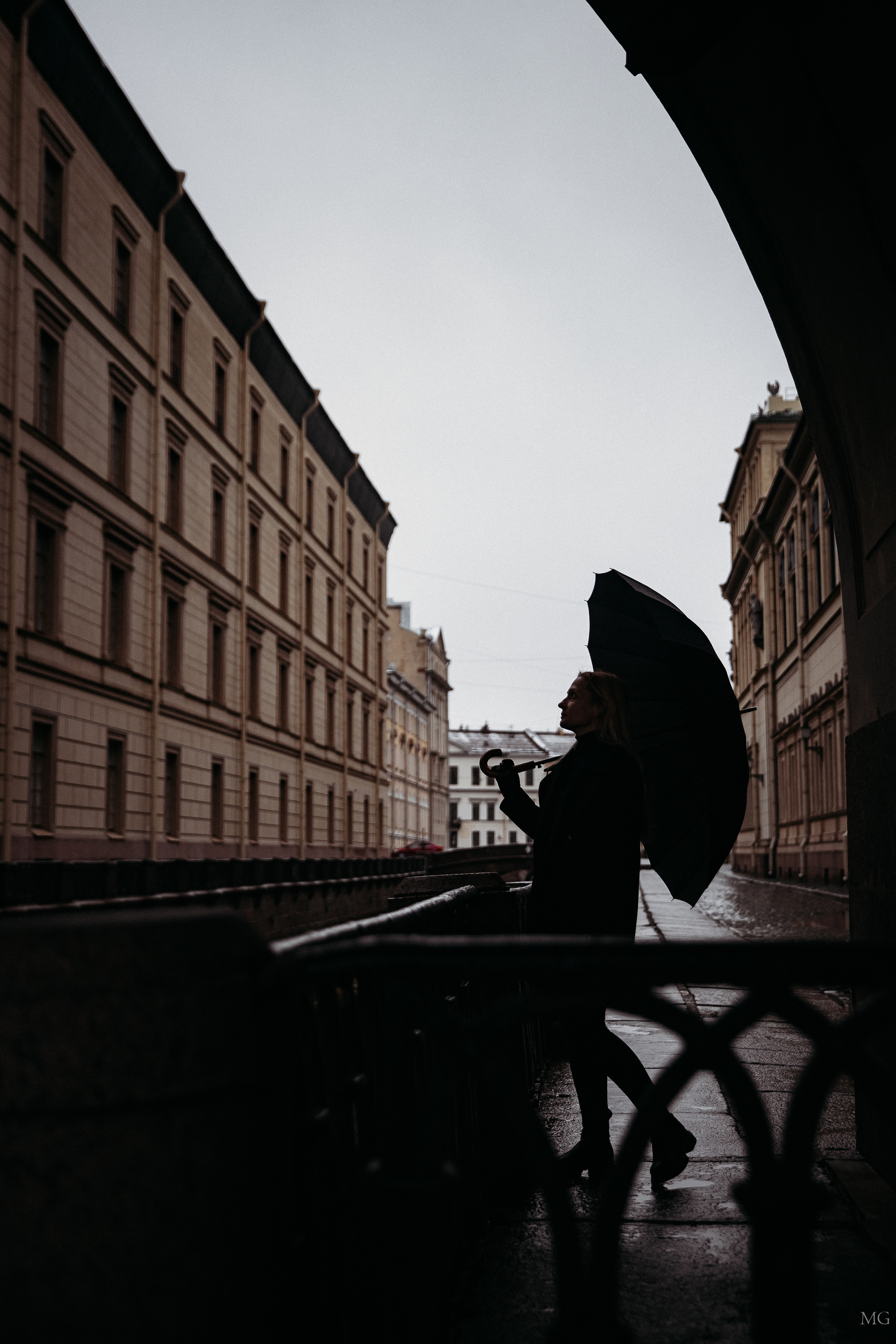 городская фотопрогулка Санкт-Петербург силуэт девушки под зонтом