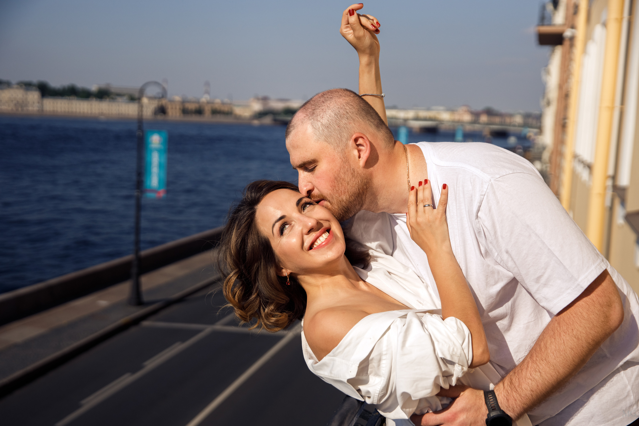 поцелуй летом на балконе муж и жена 