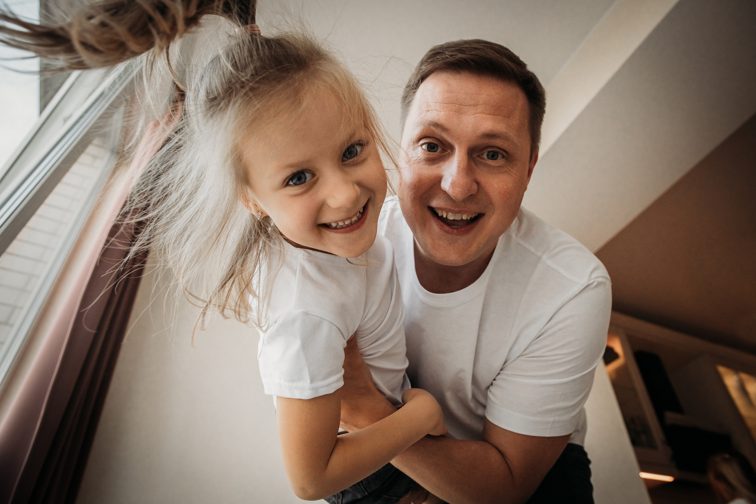 Папа Мама 3 дочки и Кокос. Маша Гонтарь Семейный домашний репортажный фотограф в Санкт-Петербурге