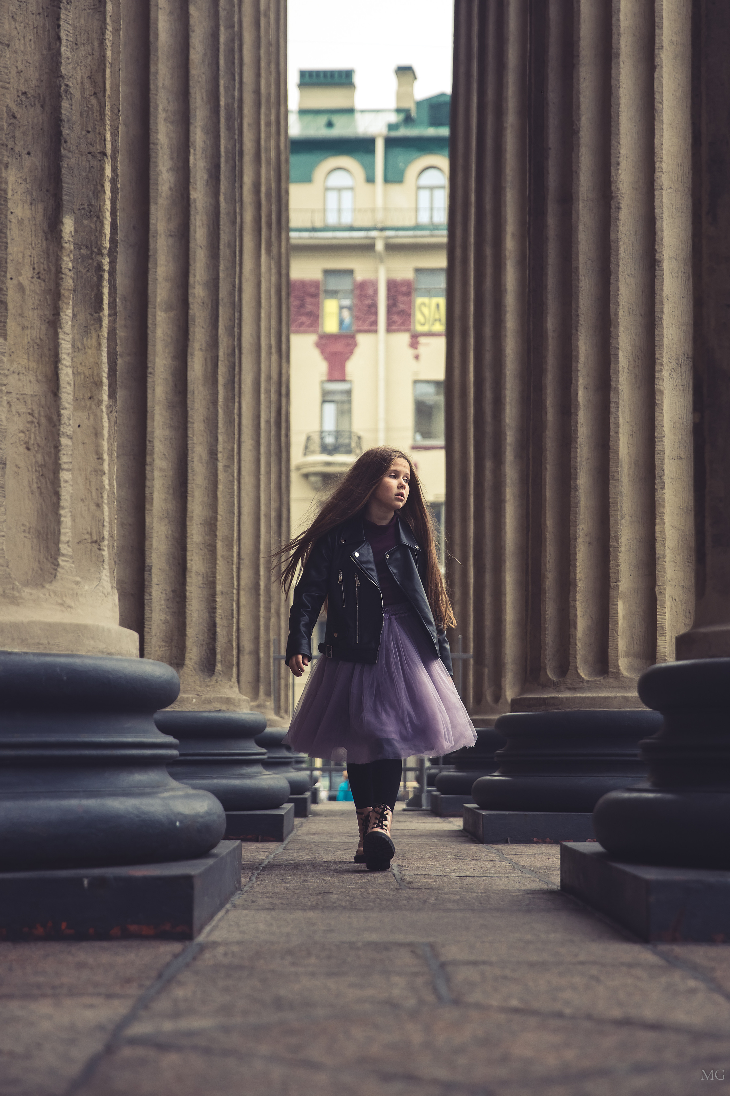 городская фотопрогулка Казанский собор девушка колонны